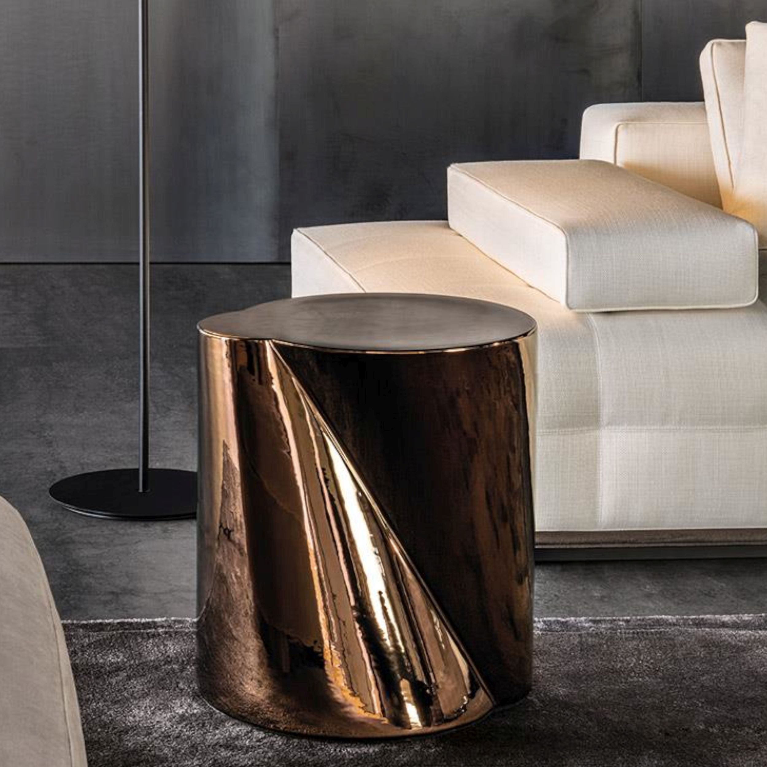 Beistelltisch Noor von Minotti in bronze, Milieubild.
