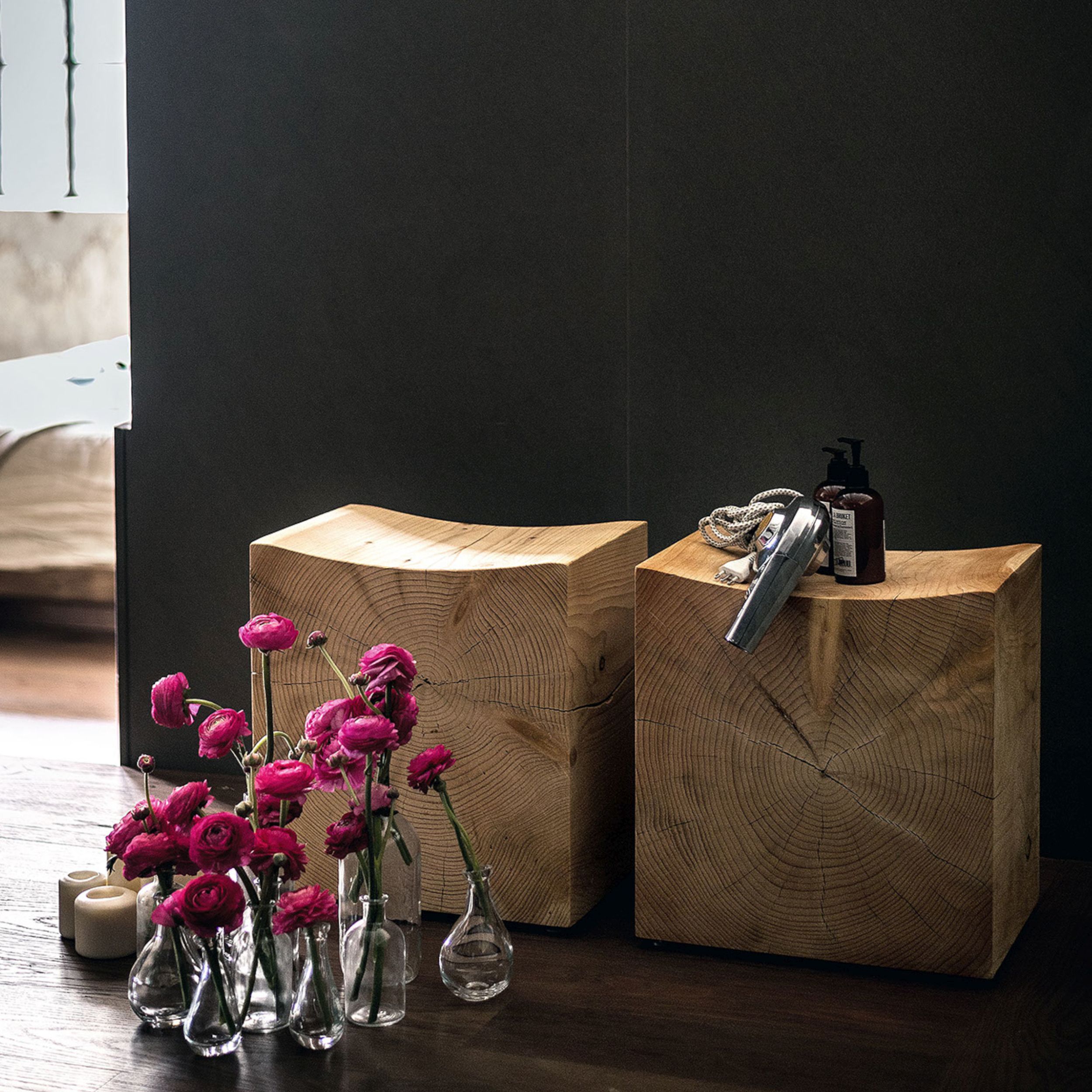 Hocker Napa Small von Riva in Zeder natur als Millieubild.