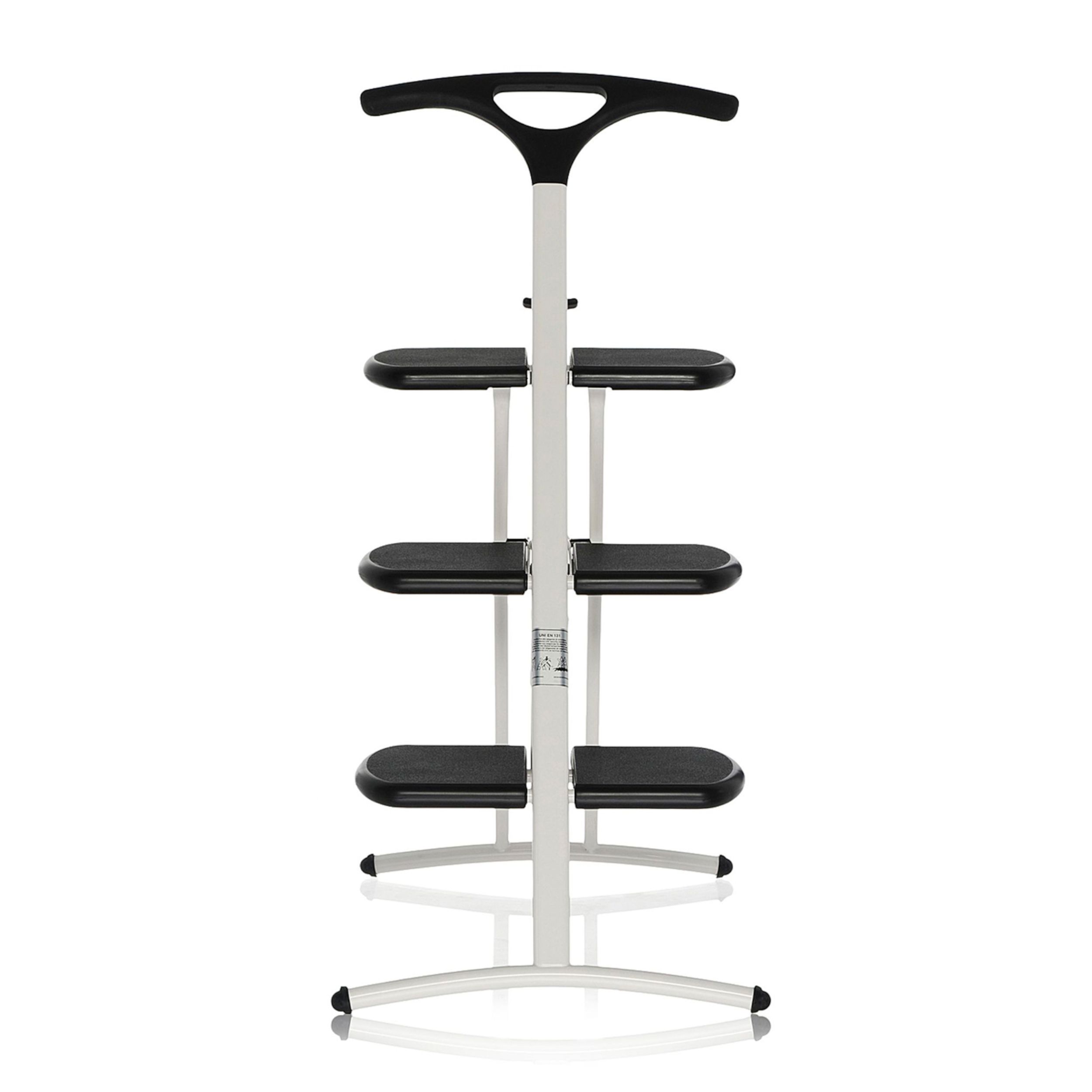 Klappleiter Tiramisù von Kartell in weiß-schwarz als Freisteller frontal.
