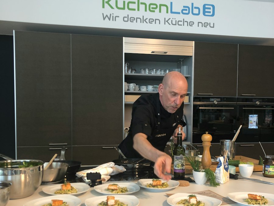 Kochvorführung bei Einrichten Schweigert Dampfgarer