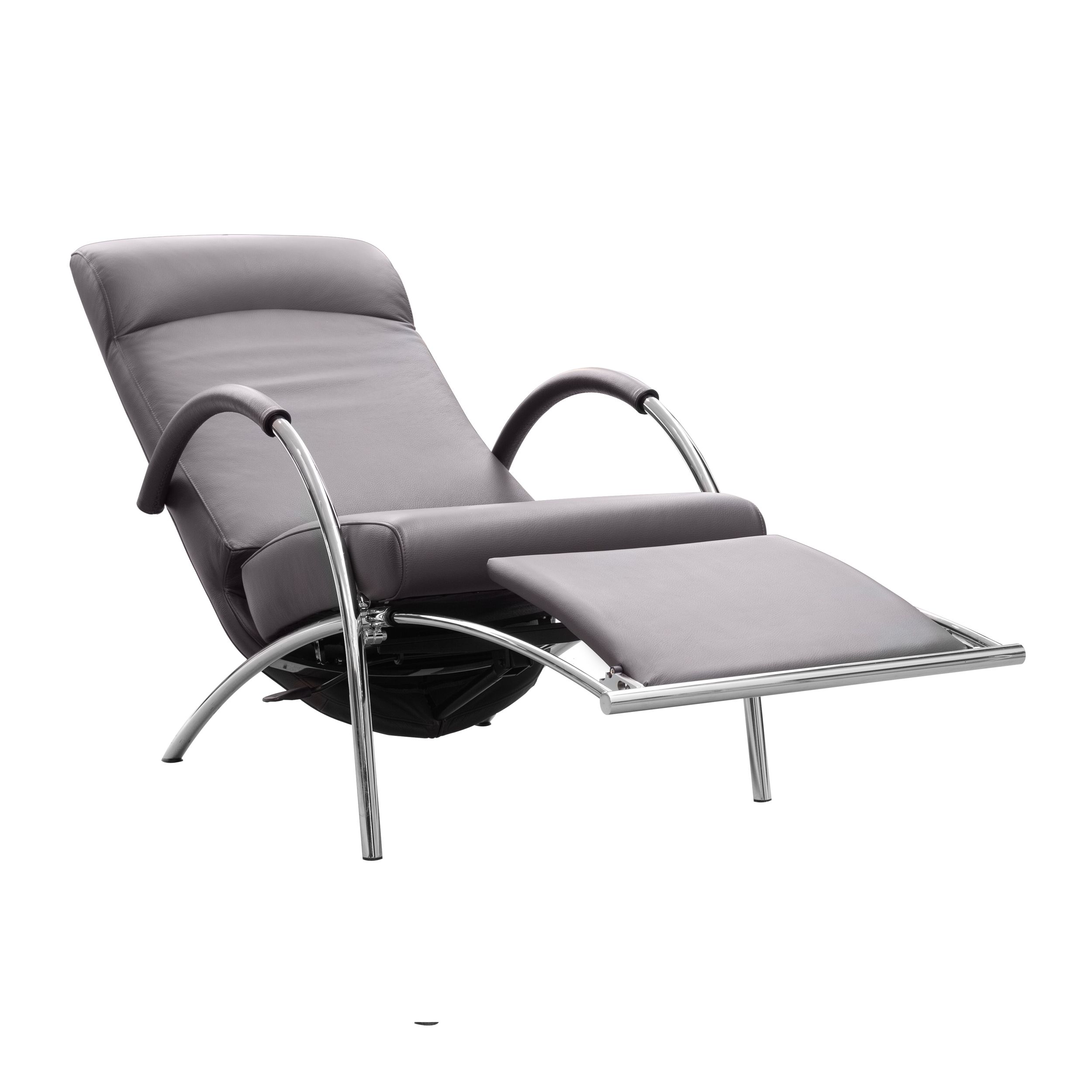 Zu sehen ist ein leichter Relaxsessel, Modell Curve von ipDesign, in grauem Leder. Der Sessel hat eine hohe Rückenlehne und offene Armlehnen, das geschwungene Gestell ist glänzend verchromt. Die Rückenlehne ist bis in die Liegeposition abgesenkt, das Fußt