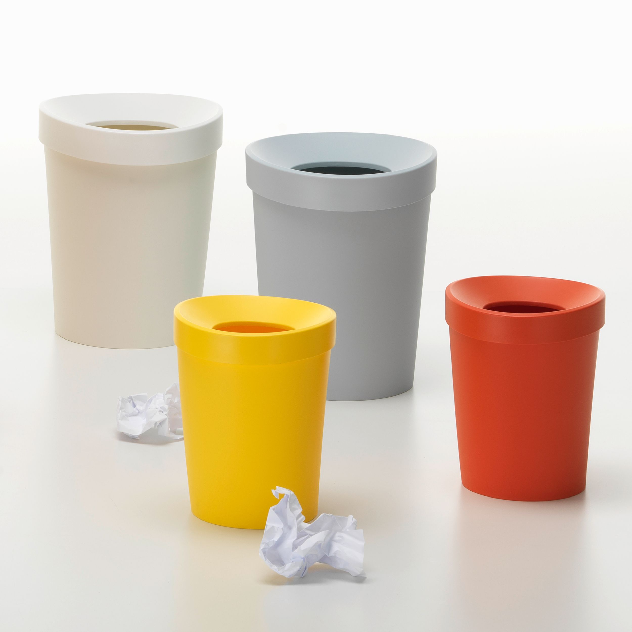 Papierkorb Happy Bin L von Vitra im Gruppenbild in weiss und Himmelgrau zusammen mit Happy Bin in poppy red und gelb.