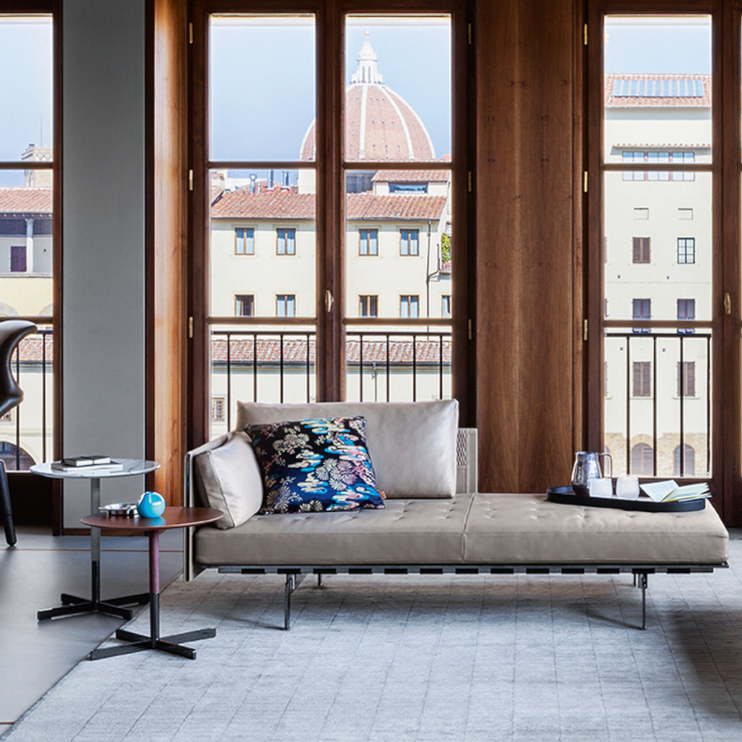 Beistelltisch Bob in braun im Milieubild mit Sofa von Poltrona Frau