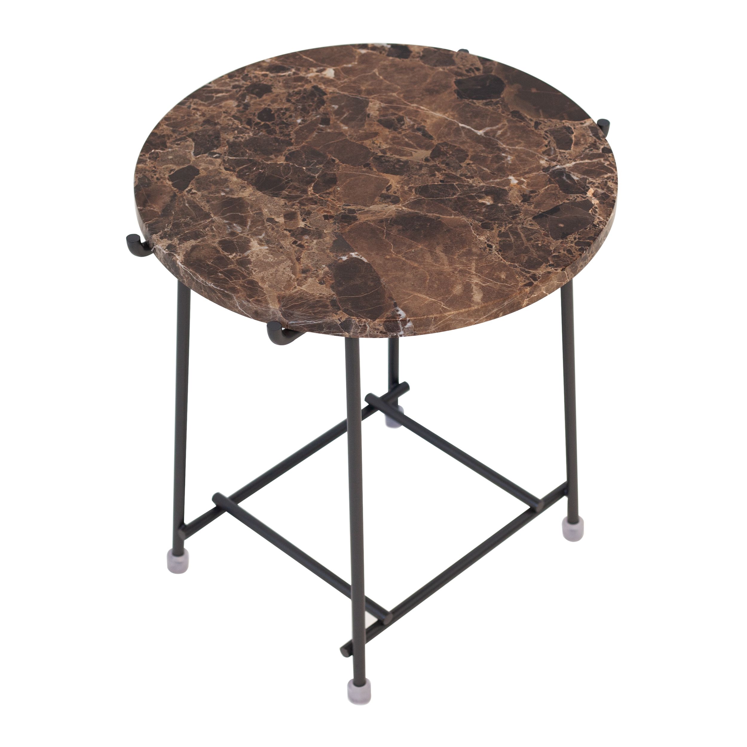Ein runder Beistelltisch mit filigranem Metallgestell und brauner Marmorplatte, Modell Any Day von Flexform, in Ansicht von schräg oben vor einem weißen Hintergrund.