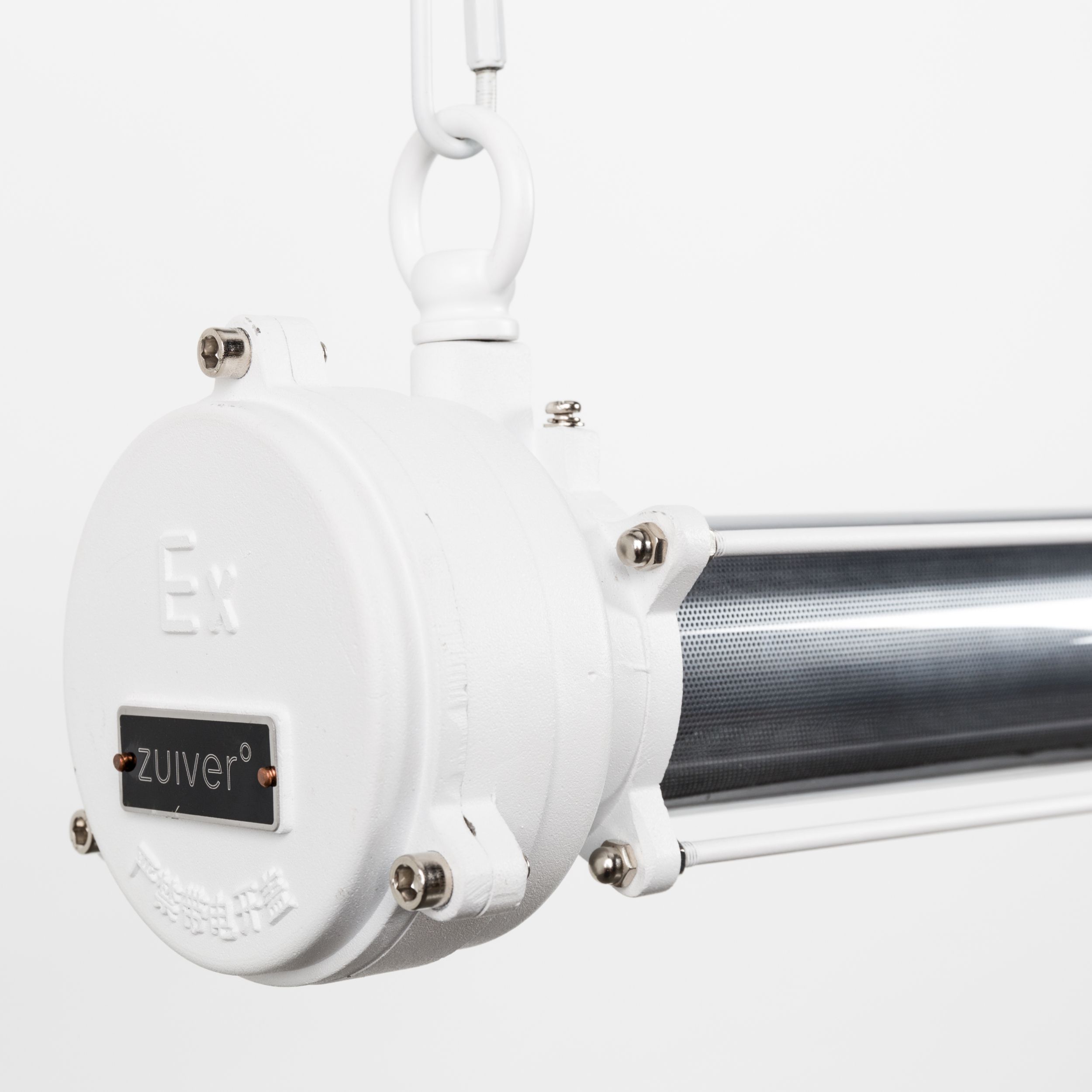 Nahaufnahme der weißen Gehäusekappe einer Industrie-Pendelleuchte mit dem schwarzen Markenlogo Zuiver und robusten Metallschrauben.