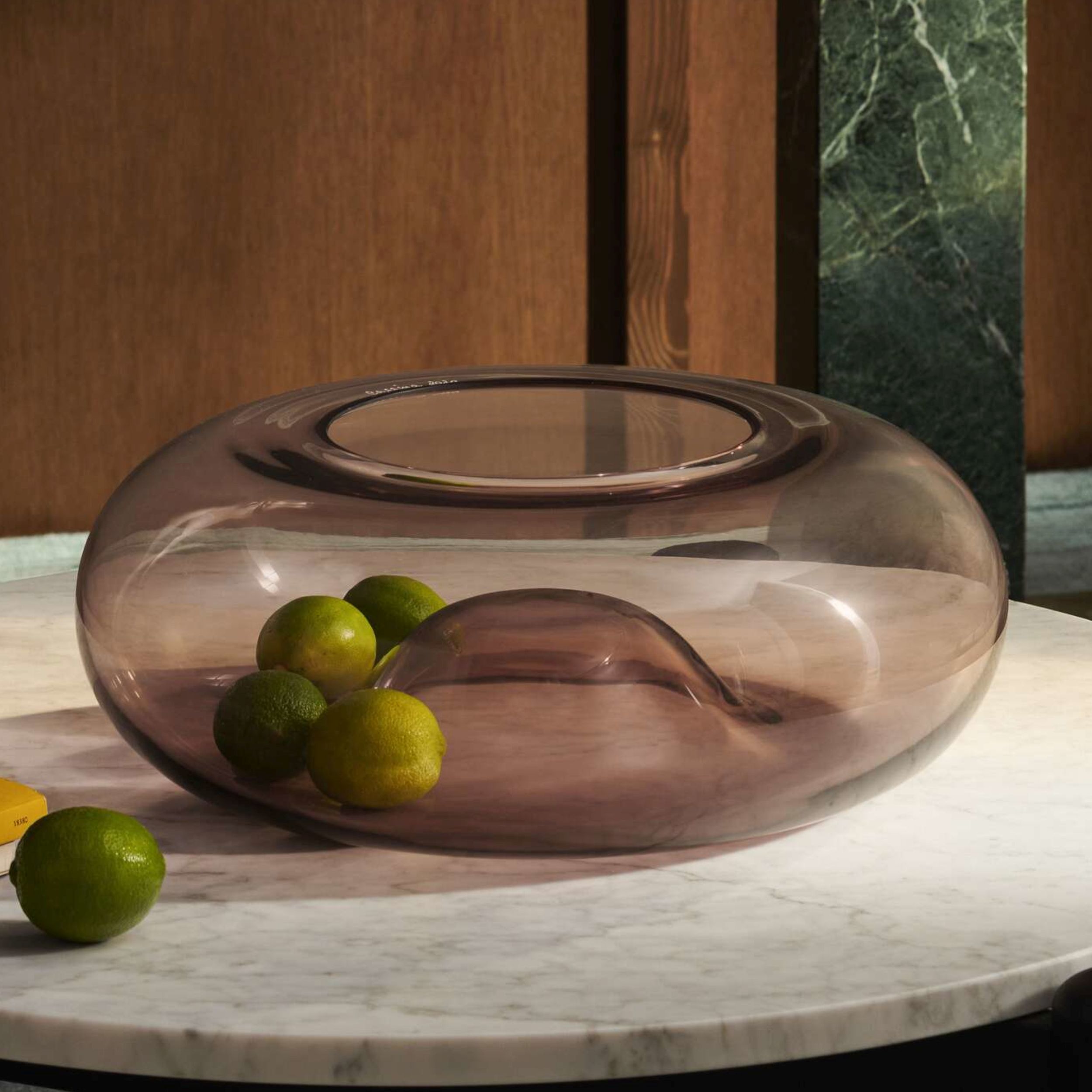 Vase Jelly von Cassina in Amethyst als Milieubild mit Öffnung oben, Nutzung als Vase oder Behälter.