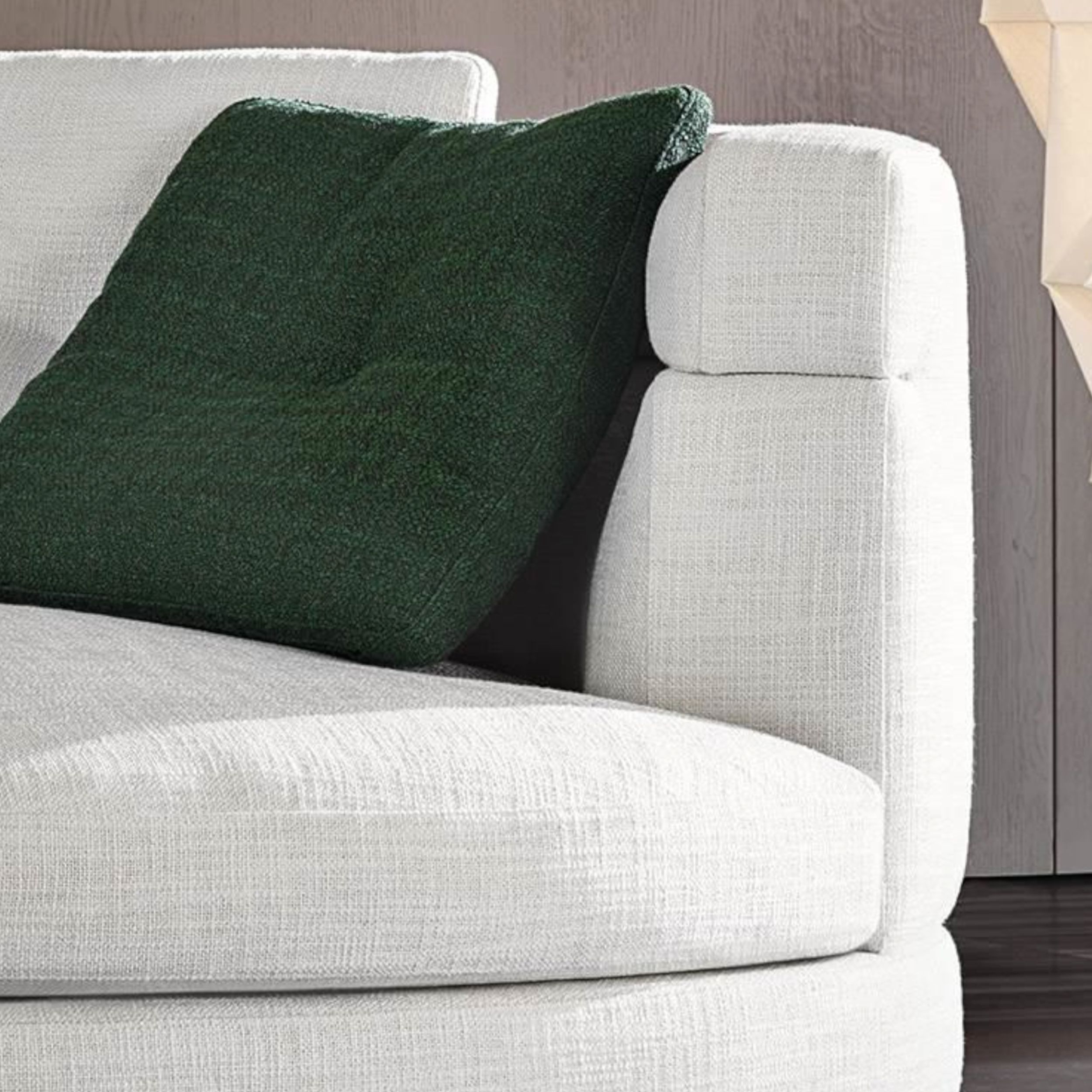 Sofa Alexander von Minotti in weißem Stoff als Milieubild, Detailaufnahme Lehne.