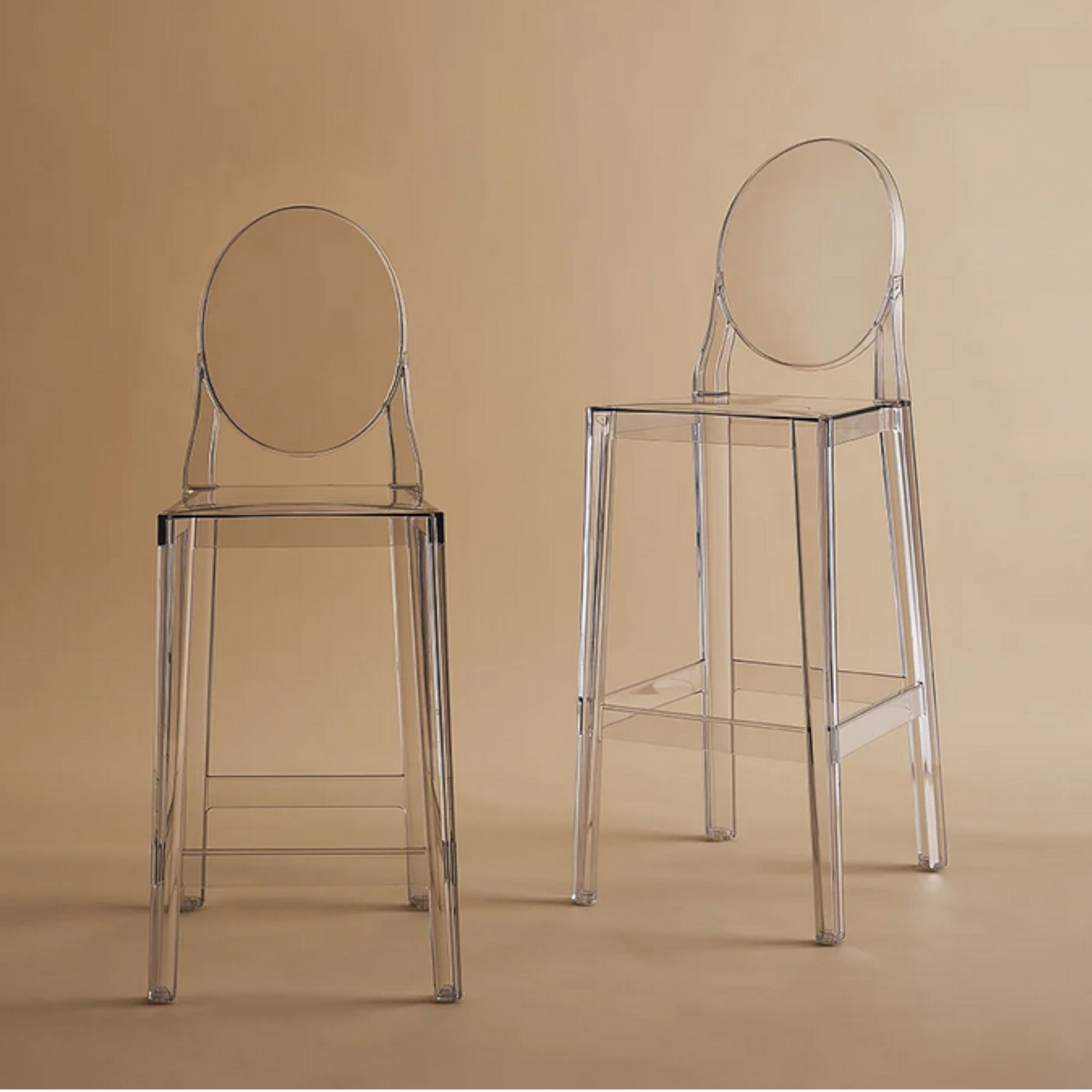 Barhocker One More von Kartell transparent im Milieubild in zwei verschiedenen Höhen.