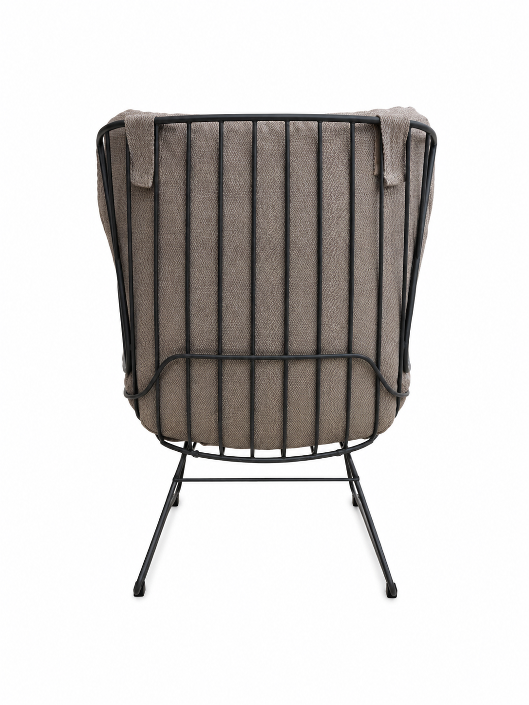 Zu sehen ist in rückseitiger Ansicht ein gemütlich gepolsterter Outdoor-Sessel, Modell Leyasol Wingback Chair von Freifrau, mit dunklem Metallgestell und braunem Stoffbezug vor einem weißen Hintergrund.
