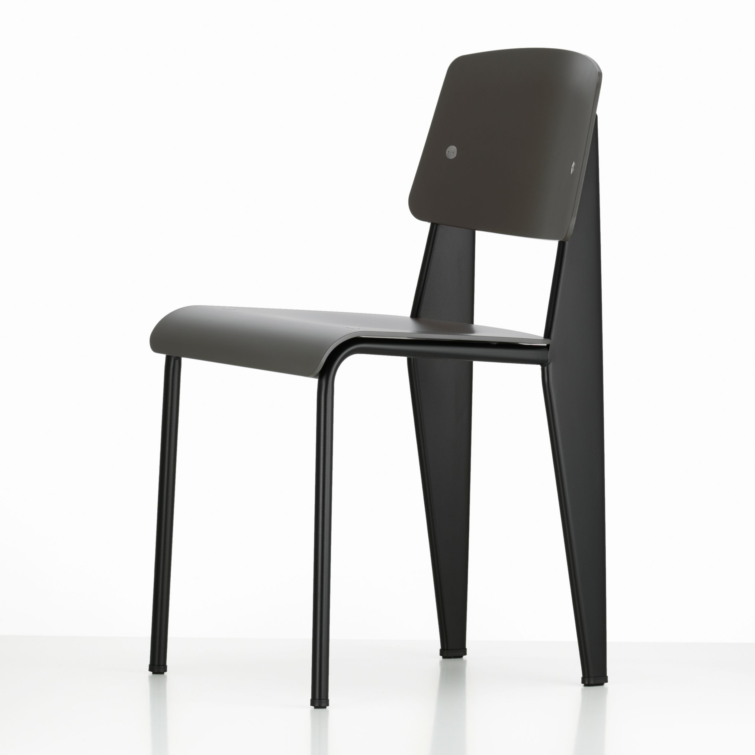 Zu sehen ist der Stuhl Standard SP von Vitra vor einem weißen Hintergrund. Der Stuhl hat ein schwarzes Metallgestell und eine dunkelgraue Sitz- und Rückenschale.