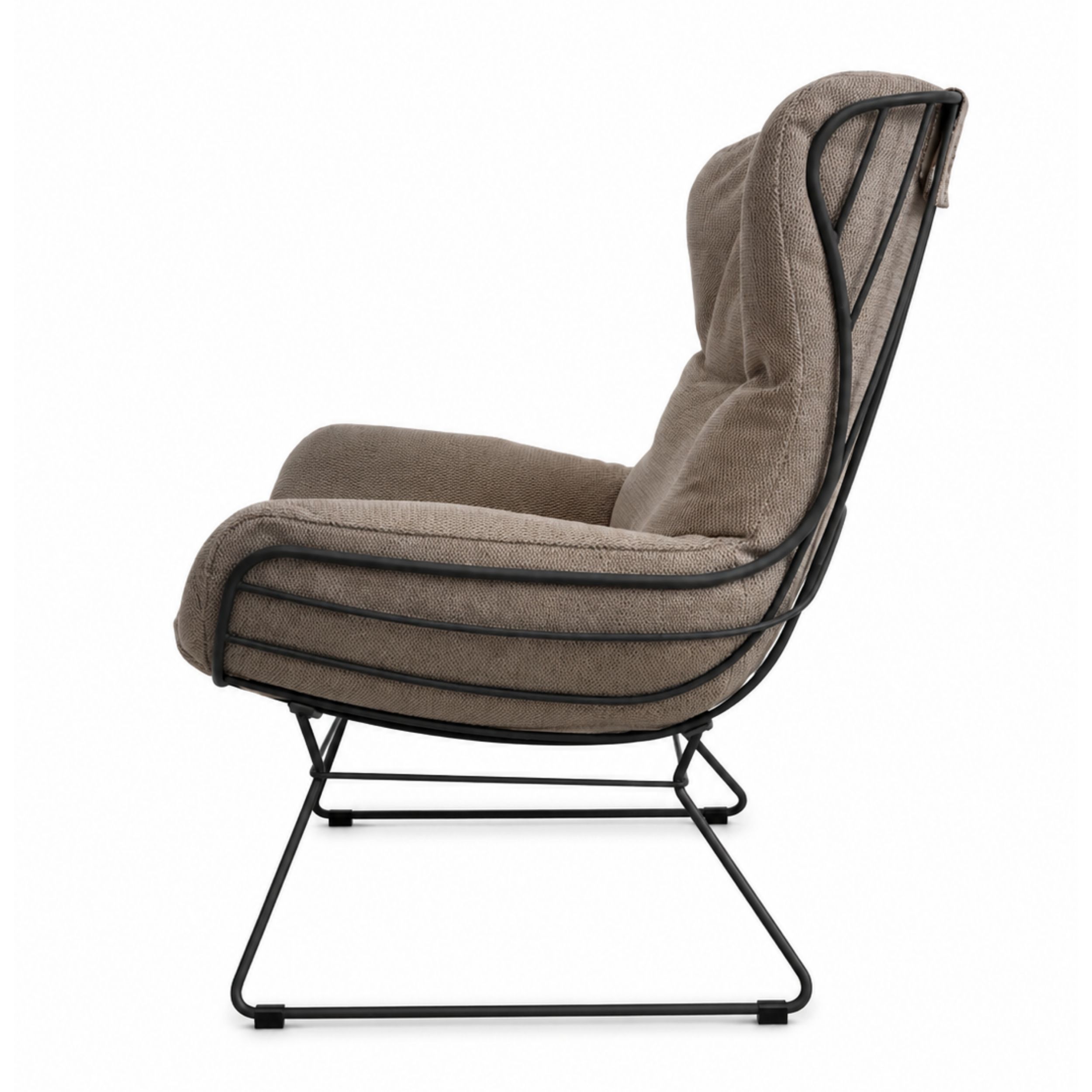Zu sehen ist in seitlicher Ansicht ein gemütlich gepolsterter Outdoor-Sessel, Modell Leyasol Wingback Chair von Freifrau, mit dunklem Metallgestell und braunem Stoffbezug vor einem weißen Hintergrund.