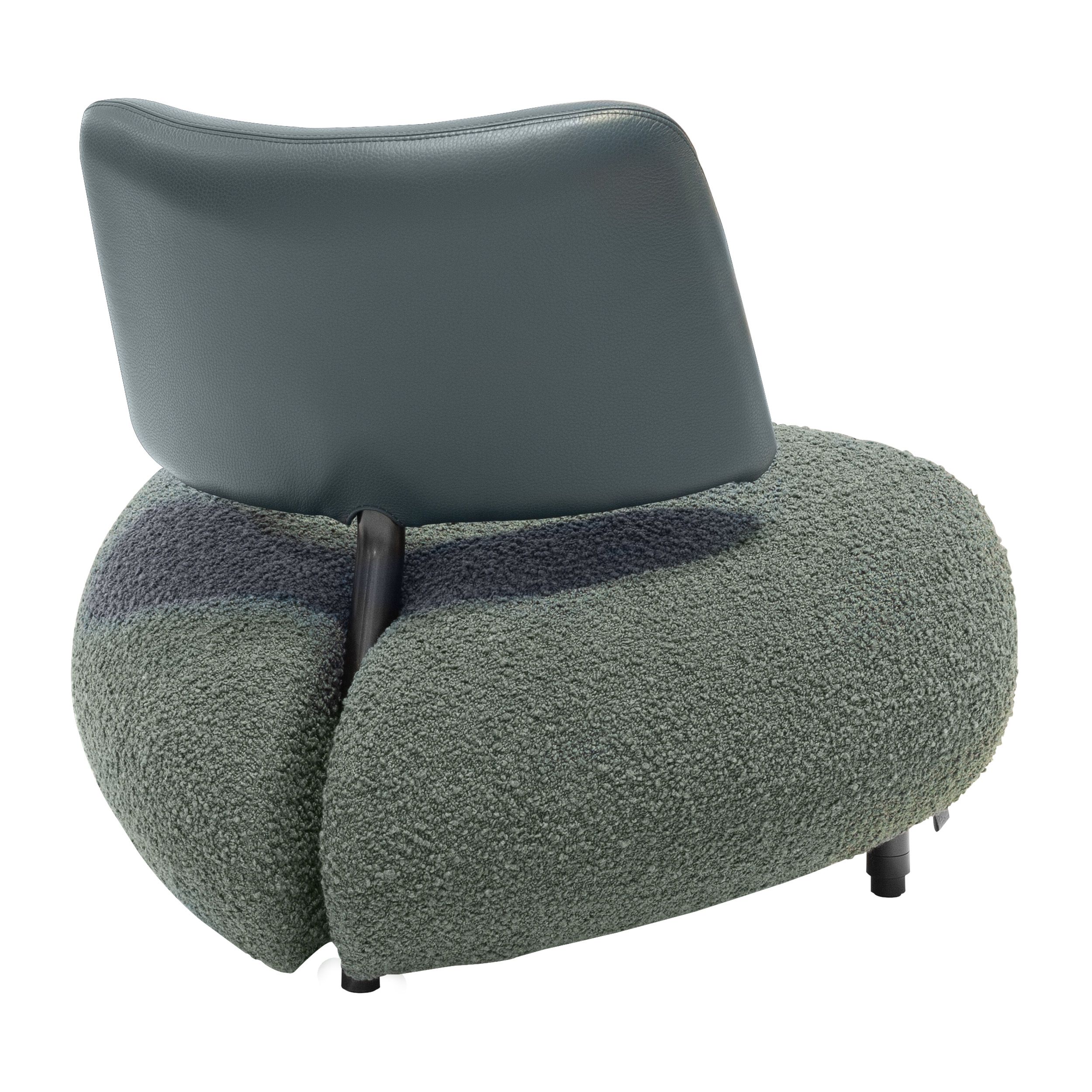 Sessel Pallone Pa aus der Serie Soft Seasons von Leolux mit Sitz in grünem Stoff und Rücken in grünem Leder als Freisteller von hinten.