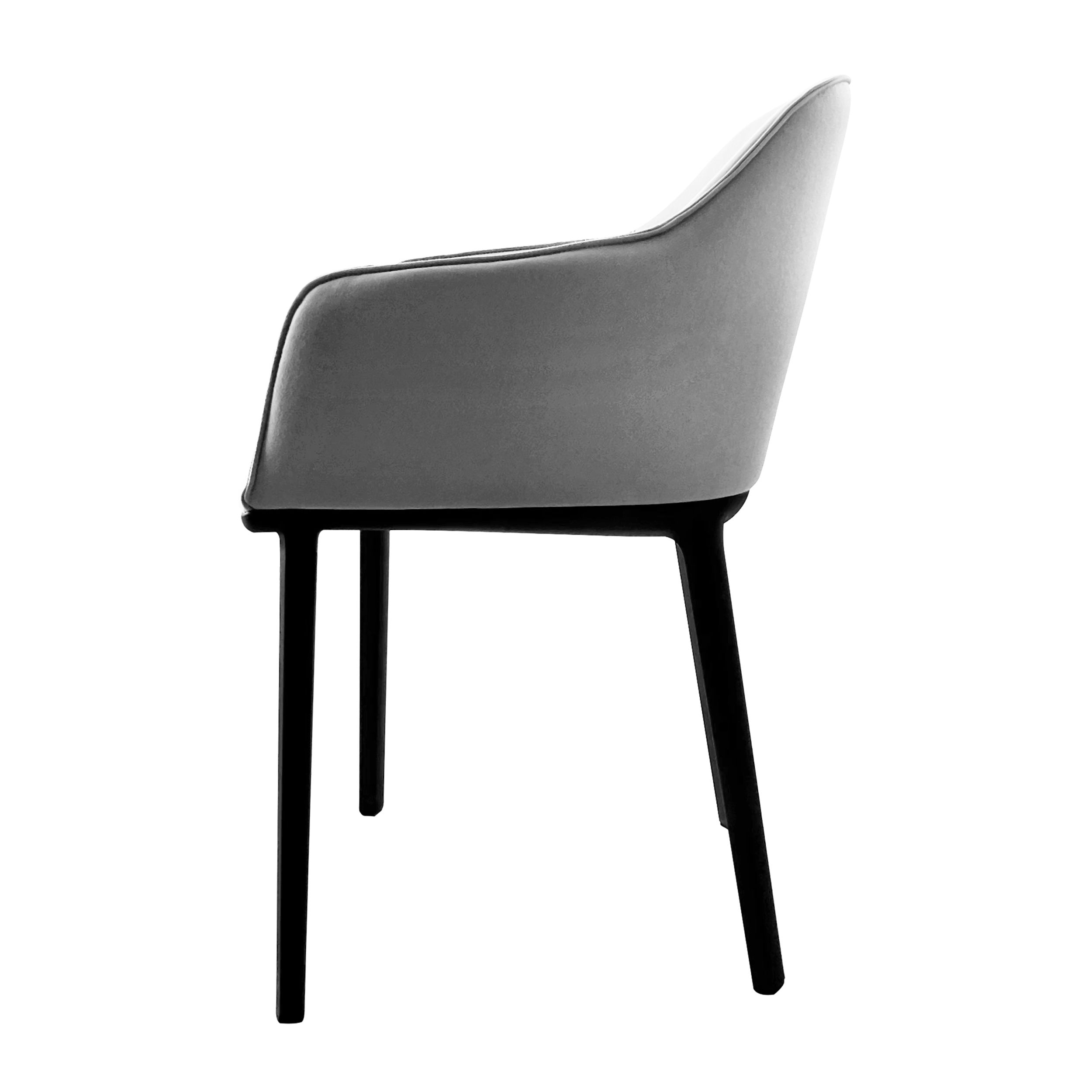 Armlehnstuhl Softshell Chair von Vitra in grauem Stoff als Freisteller seitlich.

