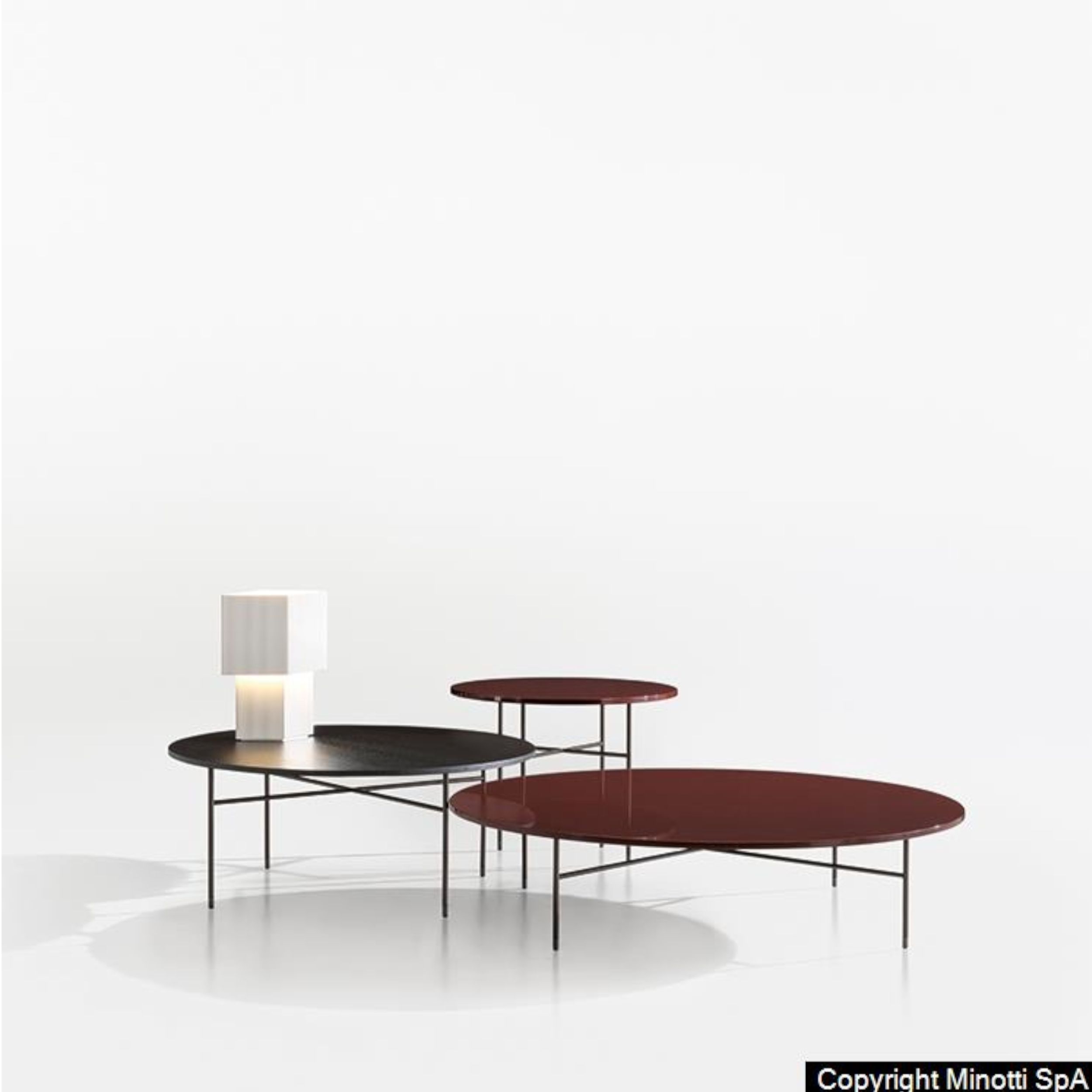 Couchtisch Lelong von Minotti in verschiedenen Oberflächen, Farben und Größen im Milieubild.