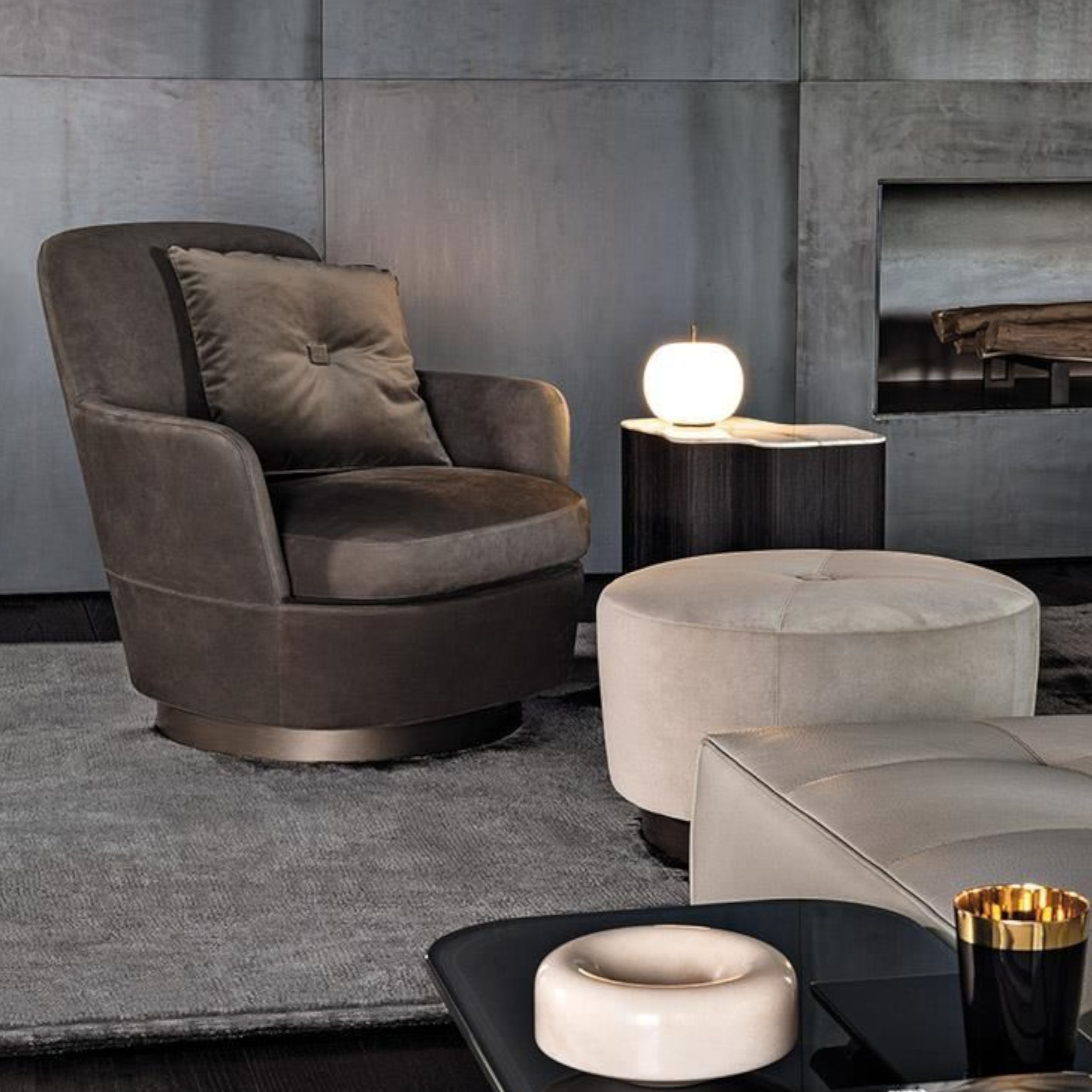 Sessel Jacques von Minotti in braunem Stoff im Milieubild.