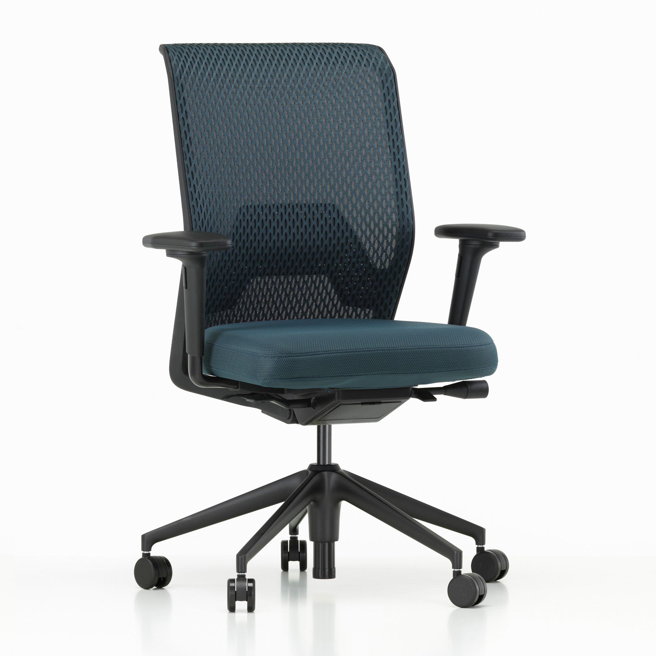 Bürostuhl ID Mesh als Freisteller seitliche Ansicht in blau von Vitra