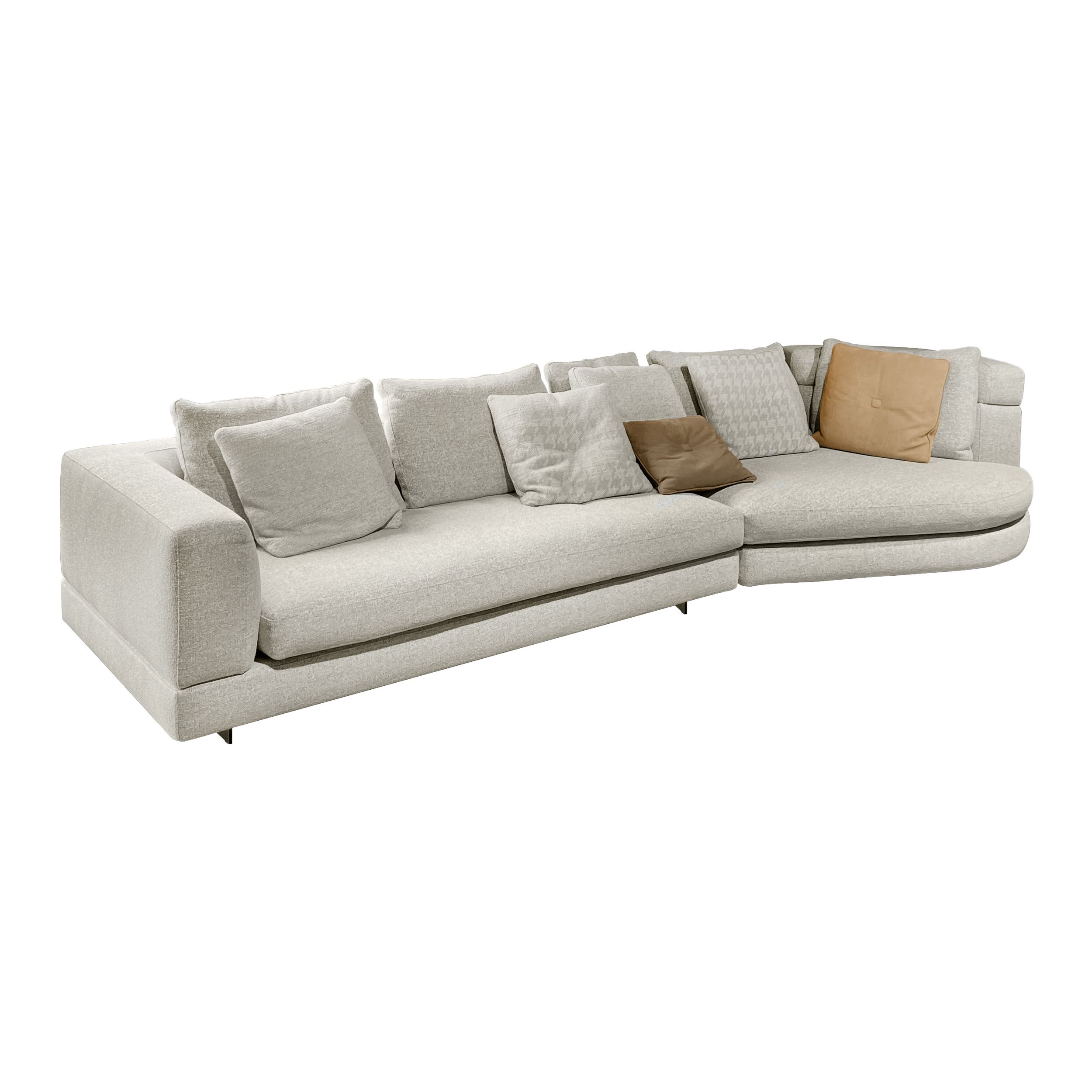 Sofa Alexander von Minotti in weißem Stoff als Freisteller.