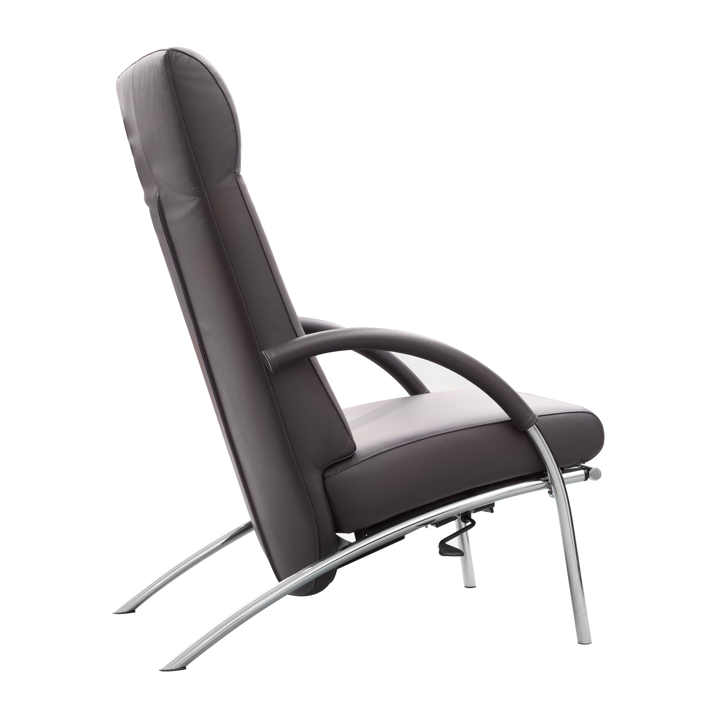 Zu sehen ist ein leichter Relaxsessel, Modell Curve von ipDesign, in seitlicher Ansicht. Der Sessel ist mit grauem Leder bezogen und hat eine hohe Rückenlehne und offene Armlehnen; das geschwungene Gestell ist glänzend verchromt.
