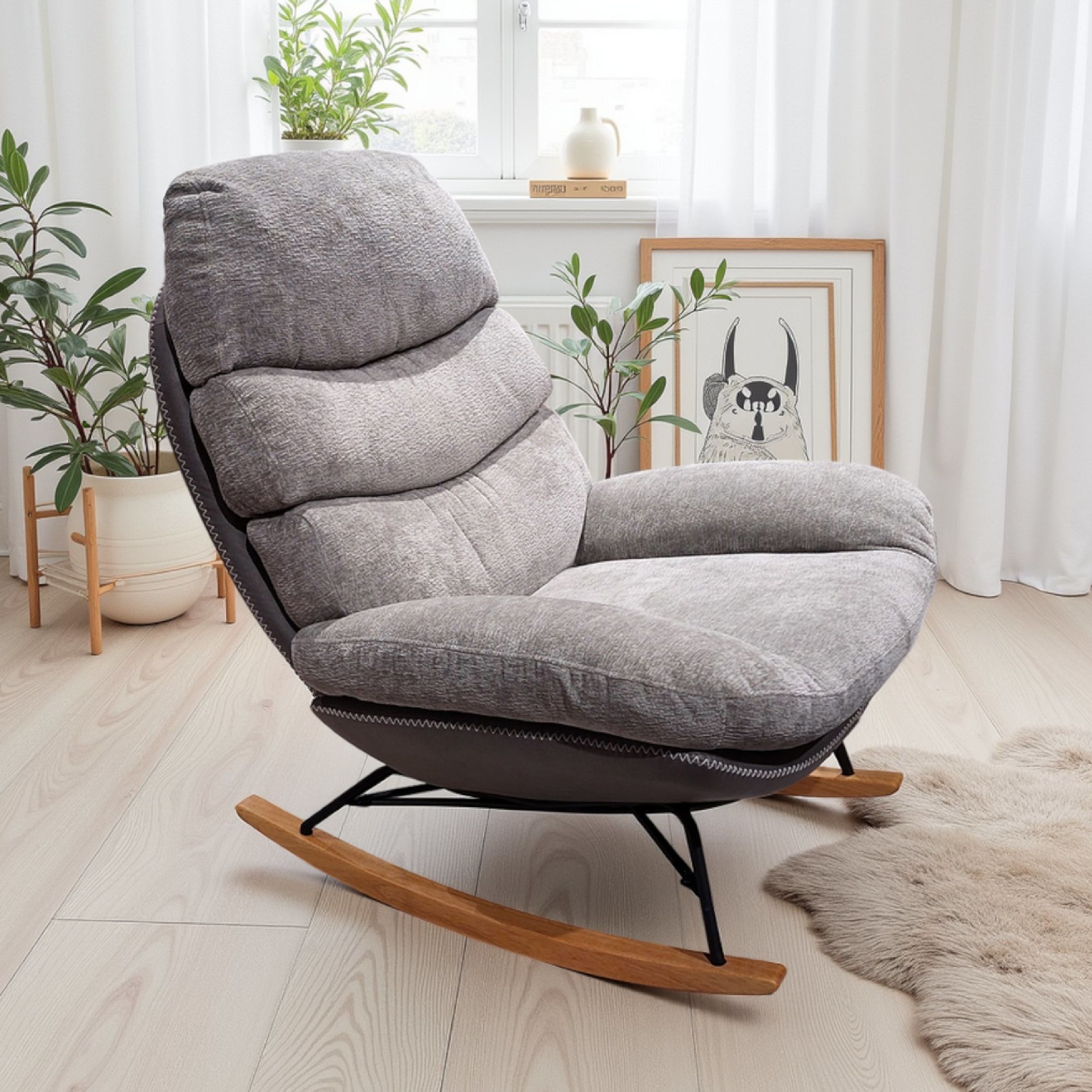 Einrichtungsbeispiel des grauen Schaukelstuhls in einem hellen, freundlichen Wohnzimmer mit Holzboden, Pflanzen und einem Teppich in Felloptik.