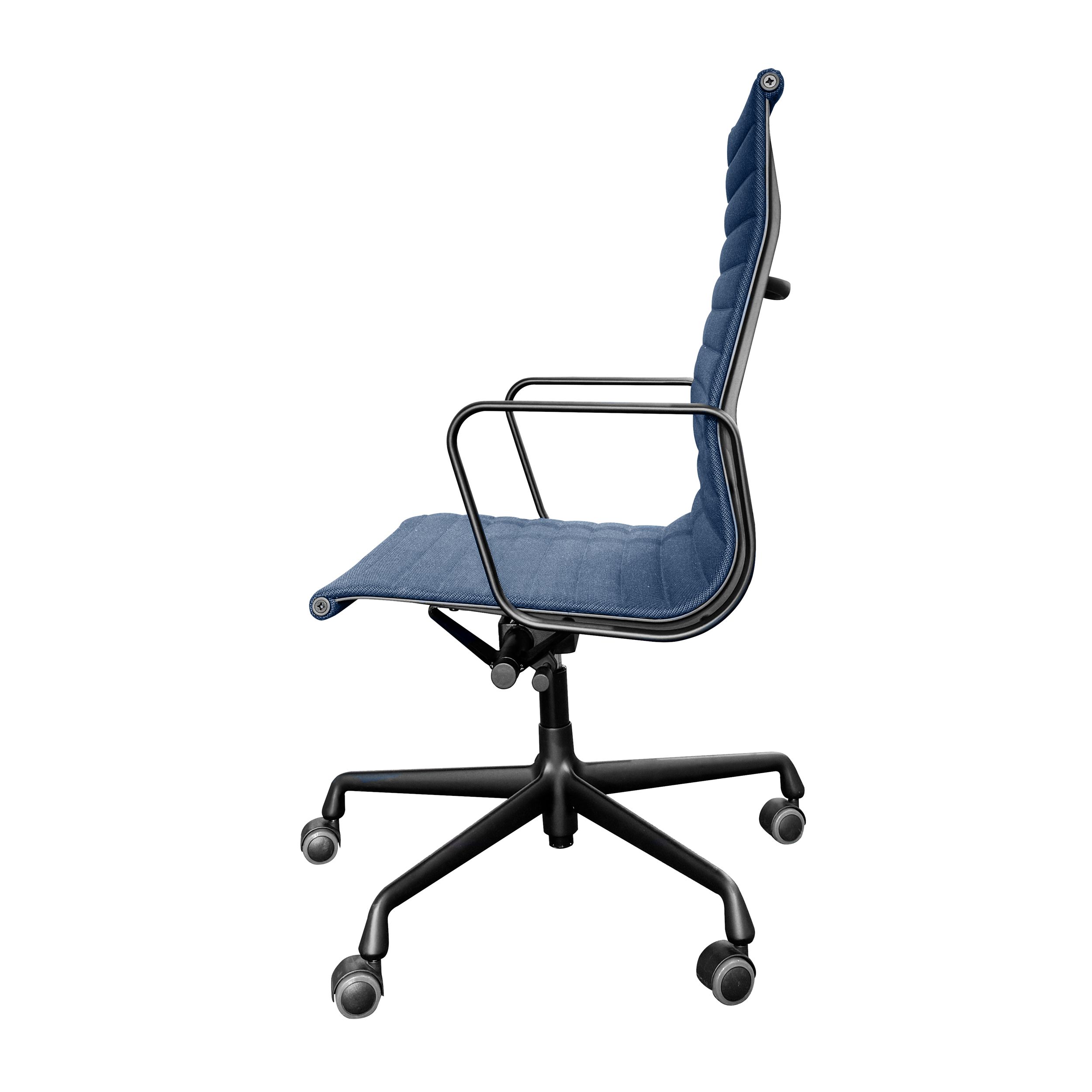 Bürostuhl EA119 von Vitra mit blauem Stoffbezug und schwarzem Gestell als Freisteller in seitlicher Ansicht.