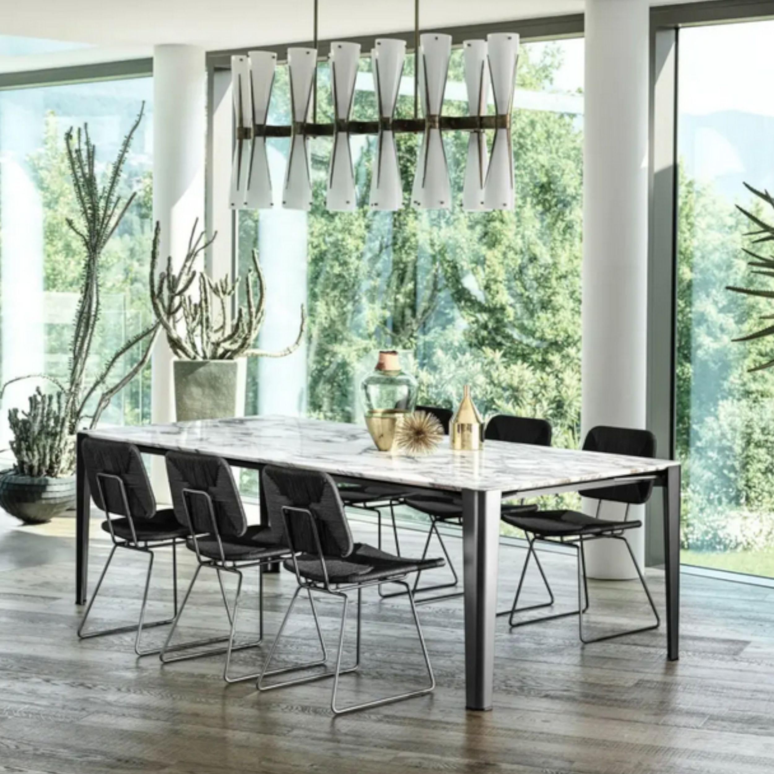 Rechteckiger Esstisch Iseo von Flexform mit heller Marmorplatte in einem eleganten Esszimmer mit großer Fensterfront.