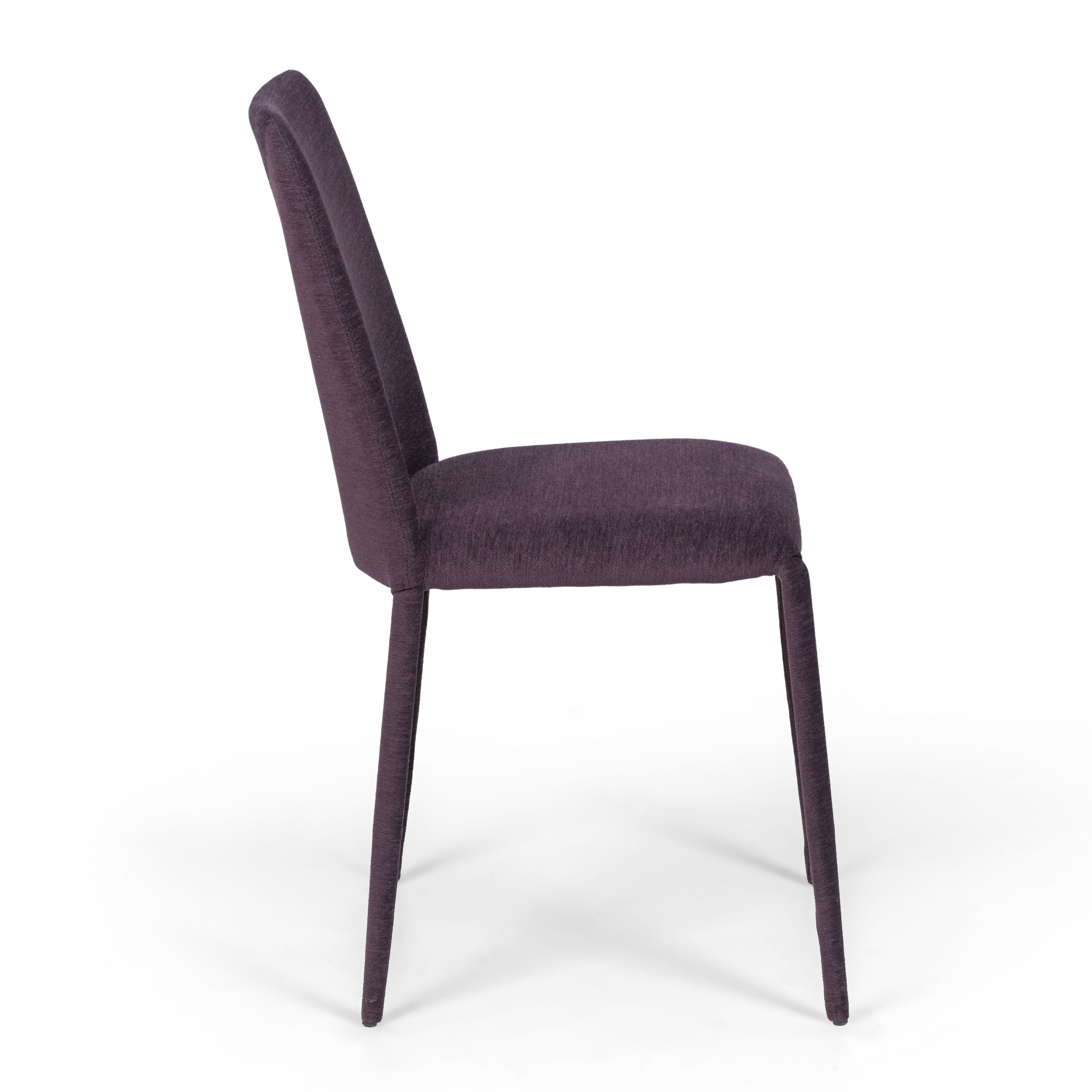 Ein schlichter, zierlicher Vierfuß-Stuhl mit violettem Stoffbezug, Modell Assisi von Willisau, in seilticher Ansicht vor einem weißen Hintergrund.