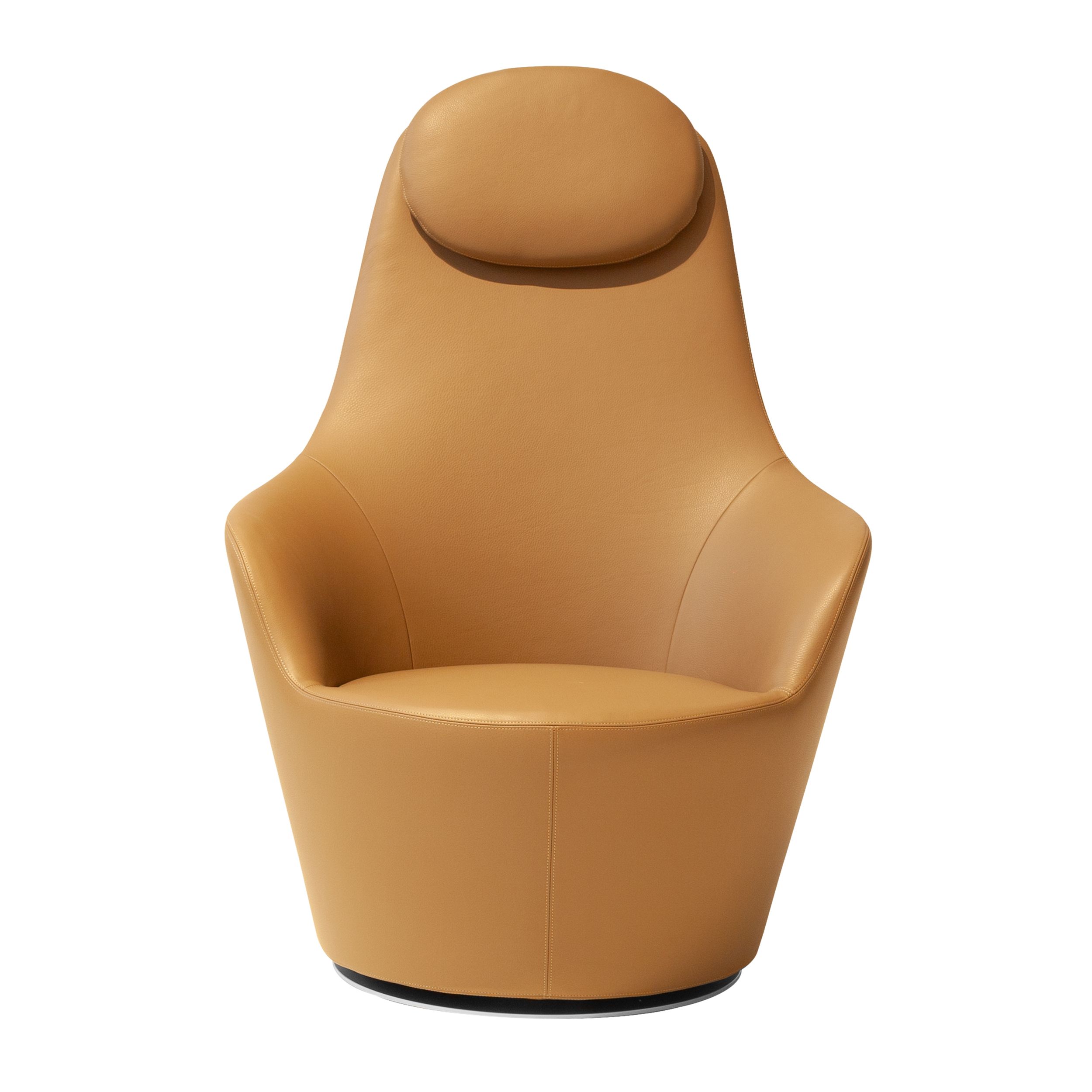 Eleganter hellbrauner Ledersessel mit Kopfkissen, Modell Harbor von B&B Italia, in frontaler Ansicht vor einem weißen Hintergrund.