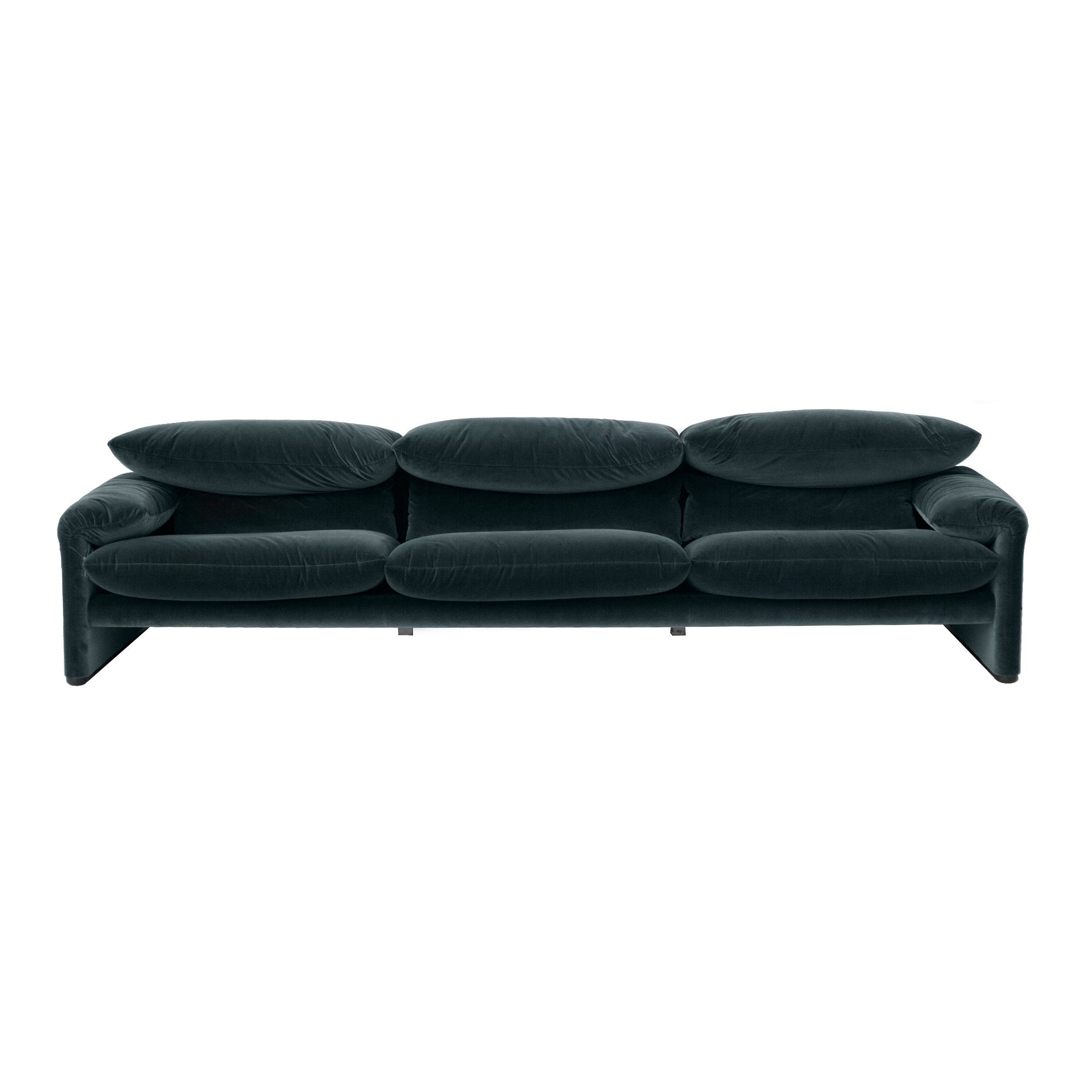 Sofa Maralunga Maxi von Cassina in grünem Stoff mit heruntergeklappten Kopfstützen in frontaler Ansicht vor einem weißen Hintergrund.