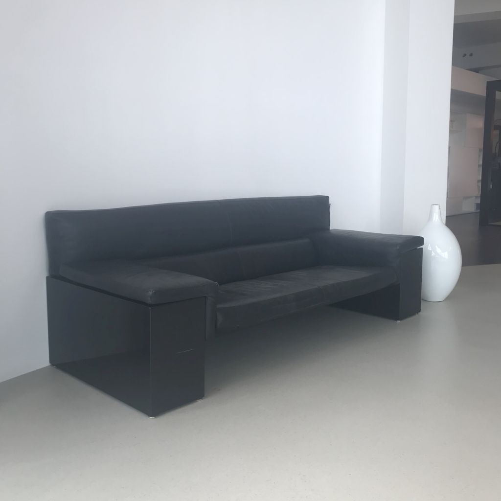 Sofa Brigadier von Knoll International in schwarzem Leder im Milieubild.