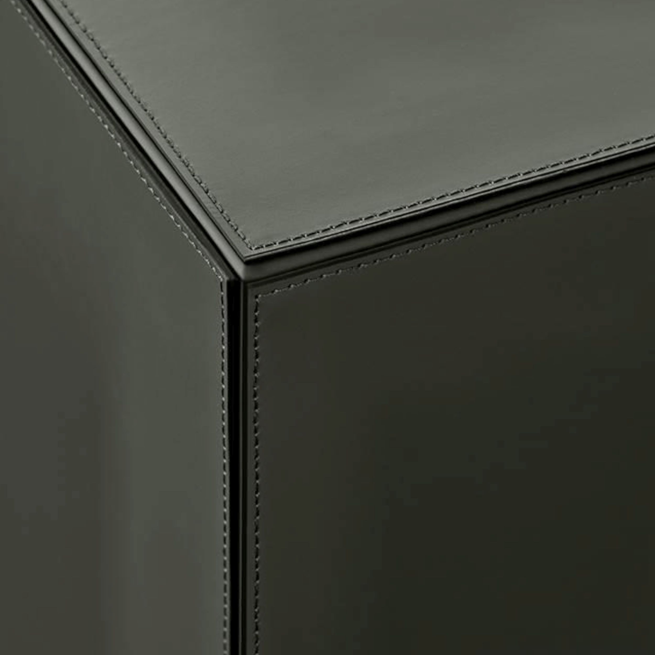 Hocker Solid Saddle-Hide von Minotti in grünem Leder als Detailaufnahme Kanten und Nahtbild.