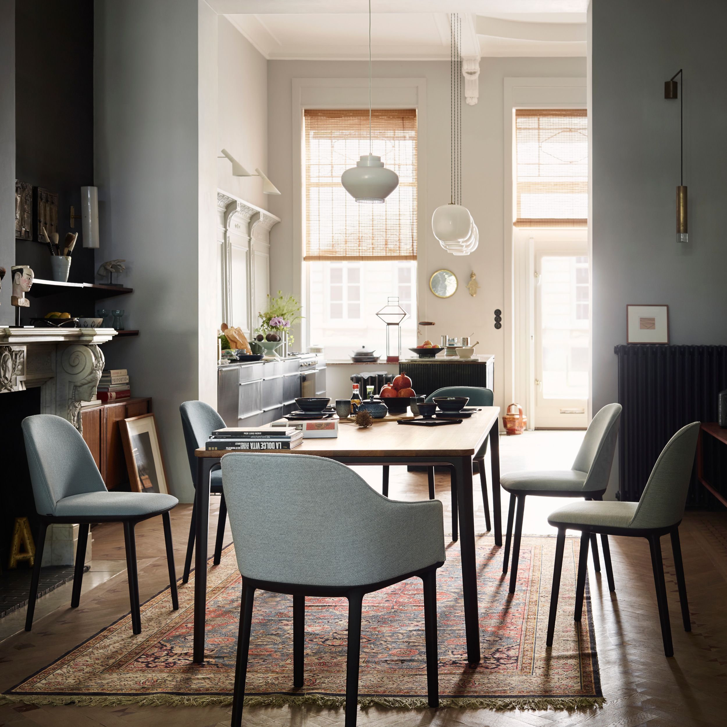 Armlehnstuhl Softshell Chair von Vitra in grauem Stoff als Milieubild.