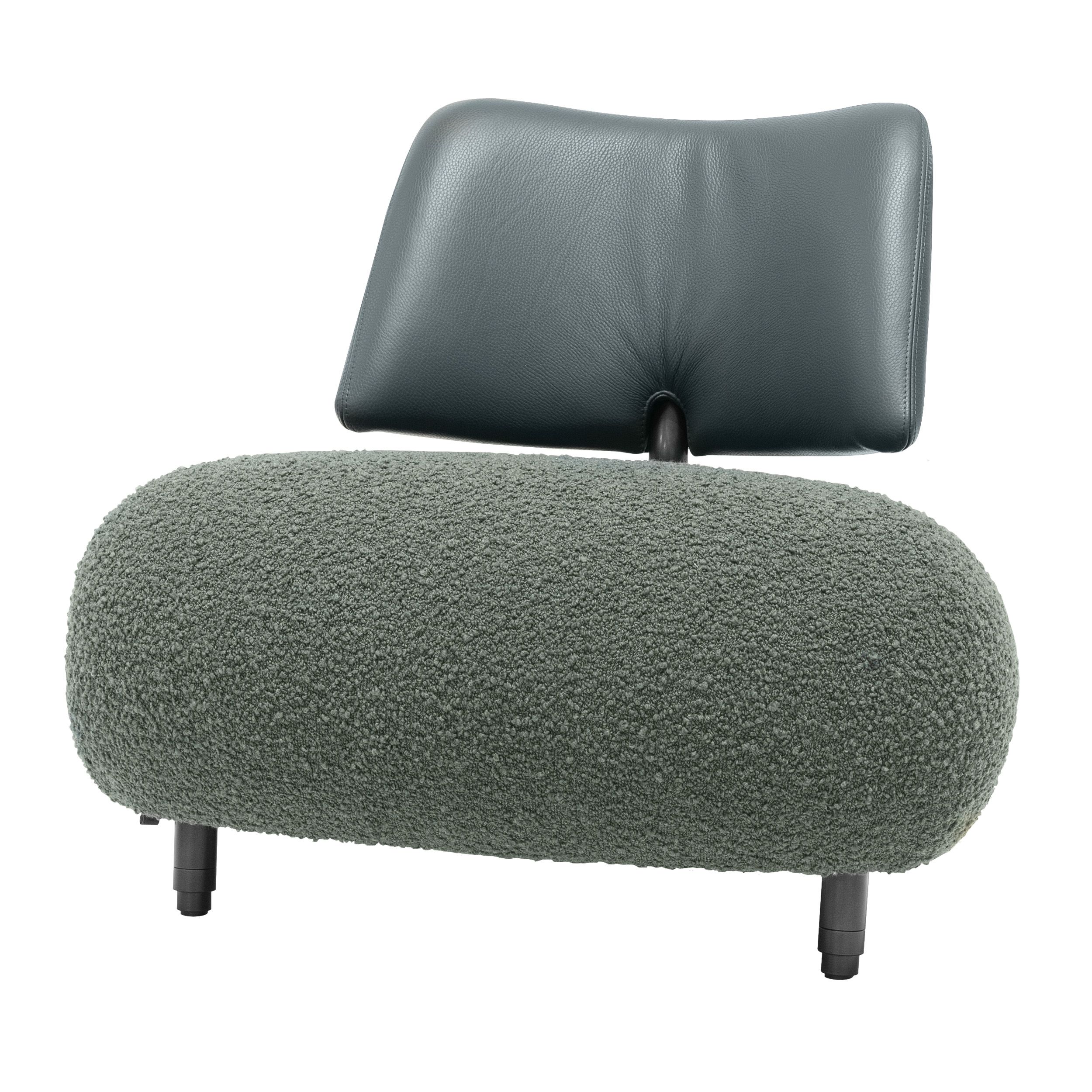 Sessel Pallone Pa aus der Serie Soft Seasons von Leolux mit Sitz in grünem Stoff und Rücken in grünem Leder als Freisteller von vorne.