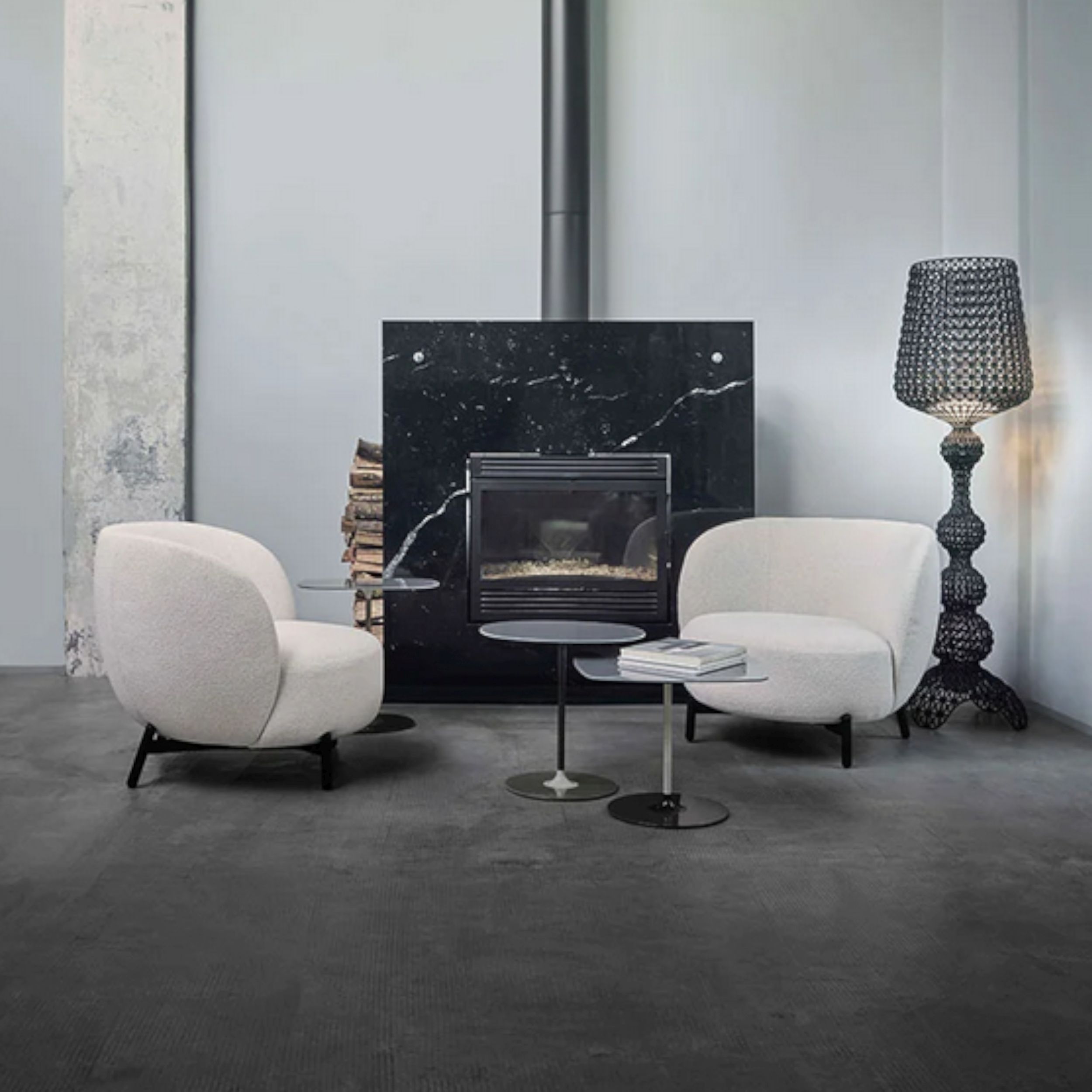 Beistelltisch Thierry von Kartell in grau als Milieubild.