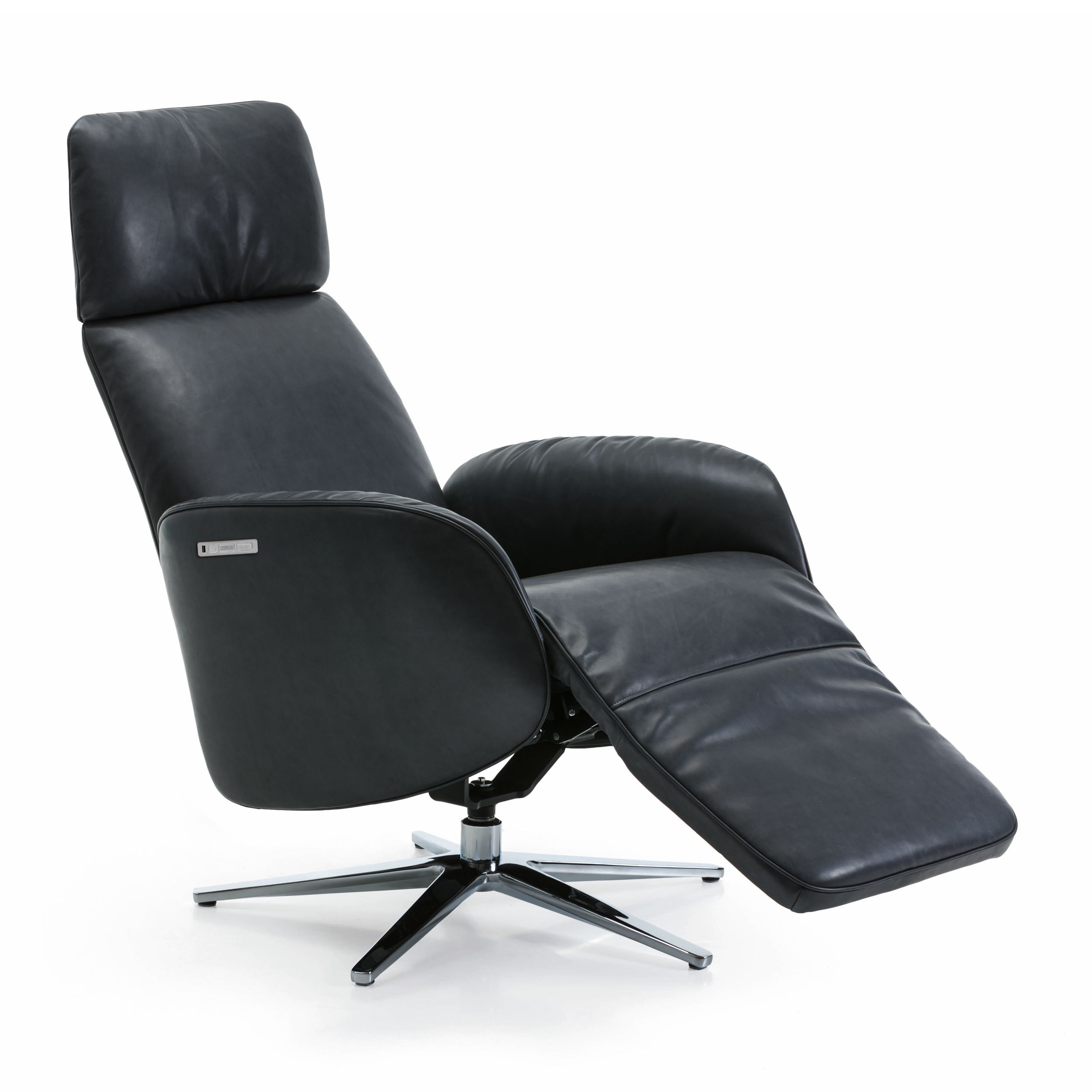Das Bild zeigt den Relaxsessel Master von ipDesign vor einem weißen Hintergrund.
Der moderne Sessel ist mit schwarzem Leder gepolstert und hat einen glänzenden fünfstrahligen Chromfuß. Die integrierte Fußstütze ist ein Stück nach vorne und oben ausgefahr