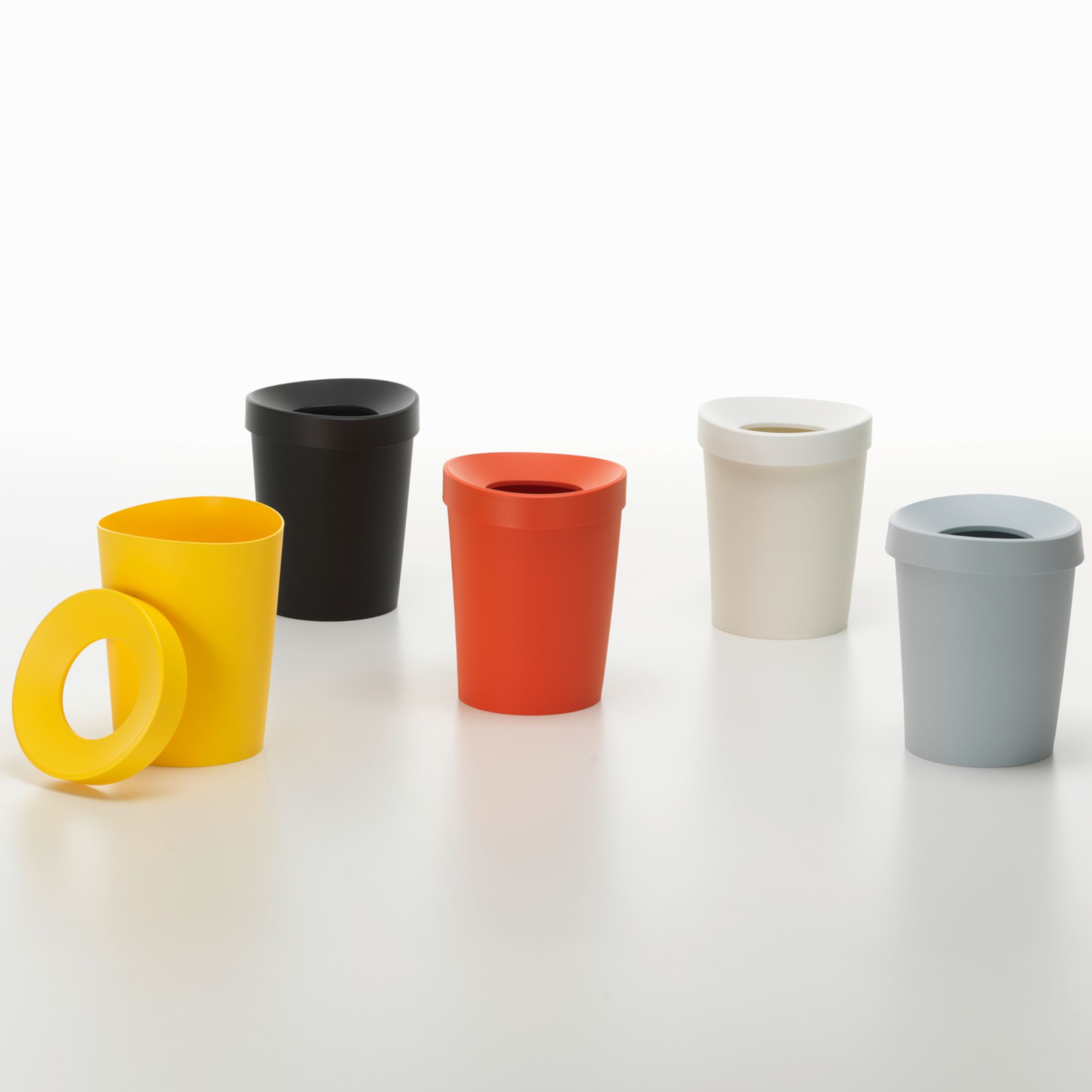 Papierkorb Happy Bin L von Vitra im Gruppenbild in unterschiedlichen Farben.