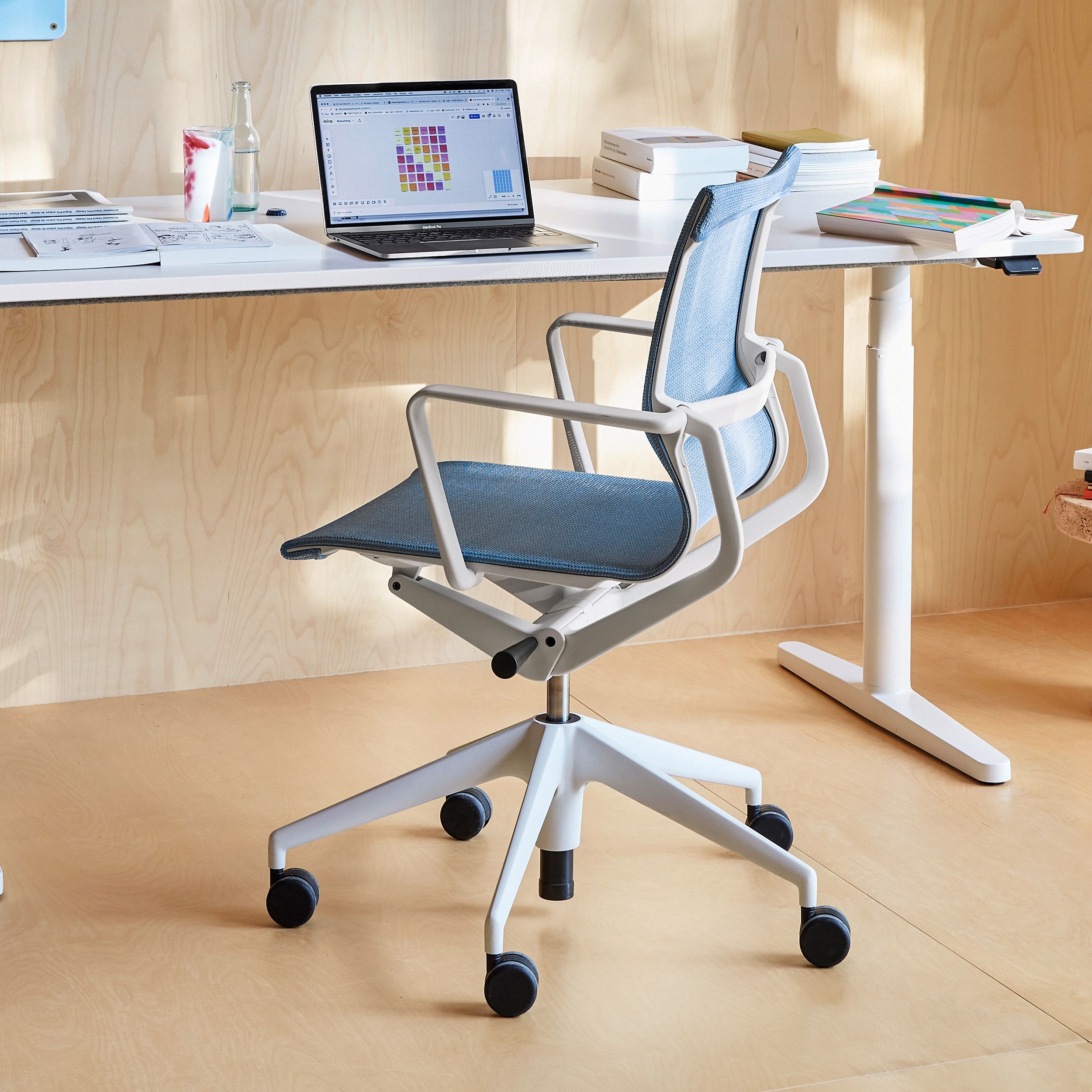 Bürostuhl Physix von Vitra in Stoff TrioKnit eisgrau im Milieubild.
