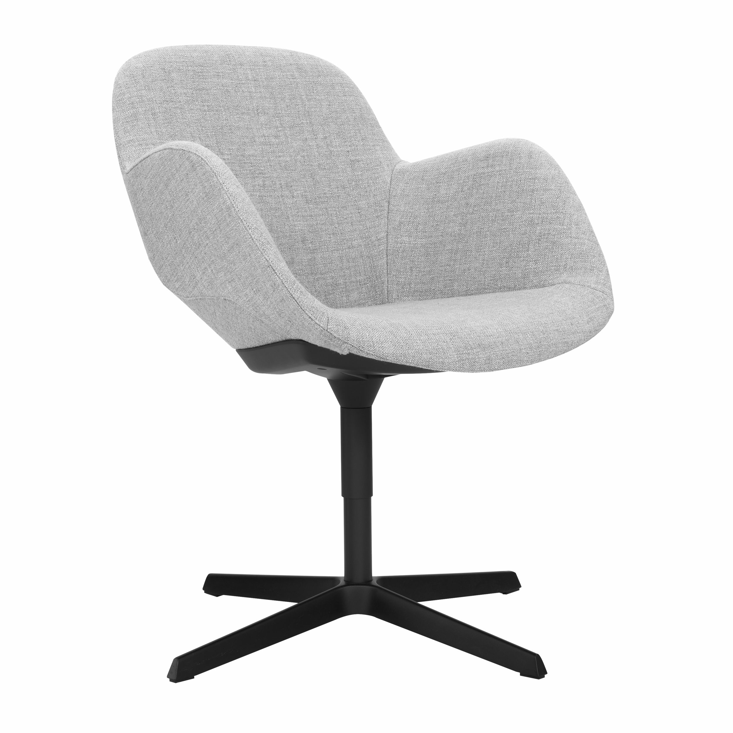 Zu sehen ist der Stuhl Sheru von Walter Knoll vor einem weißen Hintergrund. Die organische geformte Sitzschale des Stuhls hat geschlossene Armlehnen und ist mit hellgrauem Stoff bezogen, das flache Vierstern-Untergestell ist schwarz.