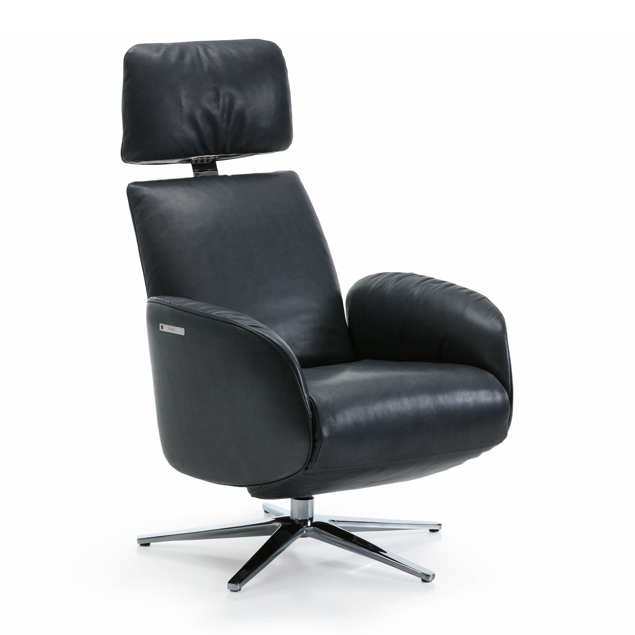 Das Bild zeigt den Relaxsessel Master von ipDesign vor einem weißen Hintergrund.
Der moderne Sessel ist mit schwarzem Leder gepolstert und hat einen glänzenden fünfstrahligen Chromfuß. Das Kopfteil ist nach oben geschoben und hat einige Zentimeter Abstan