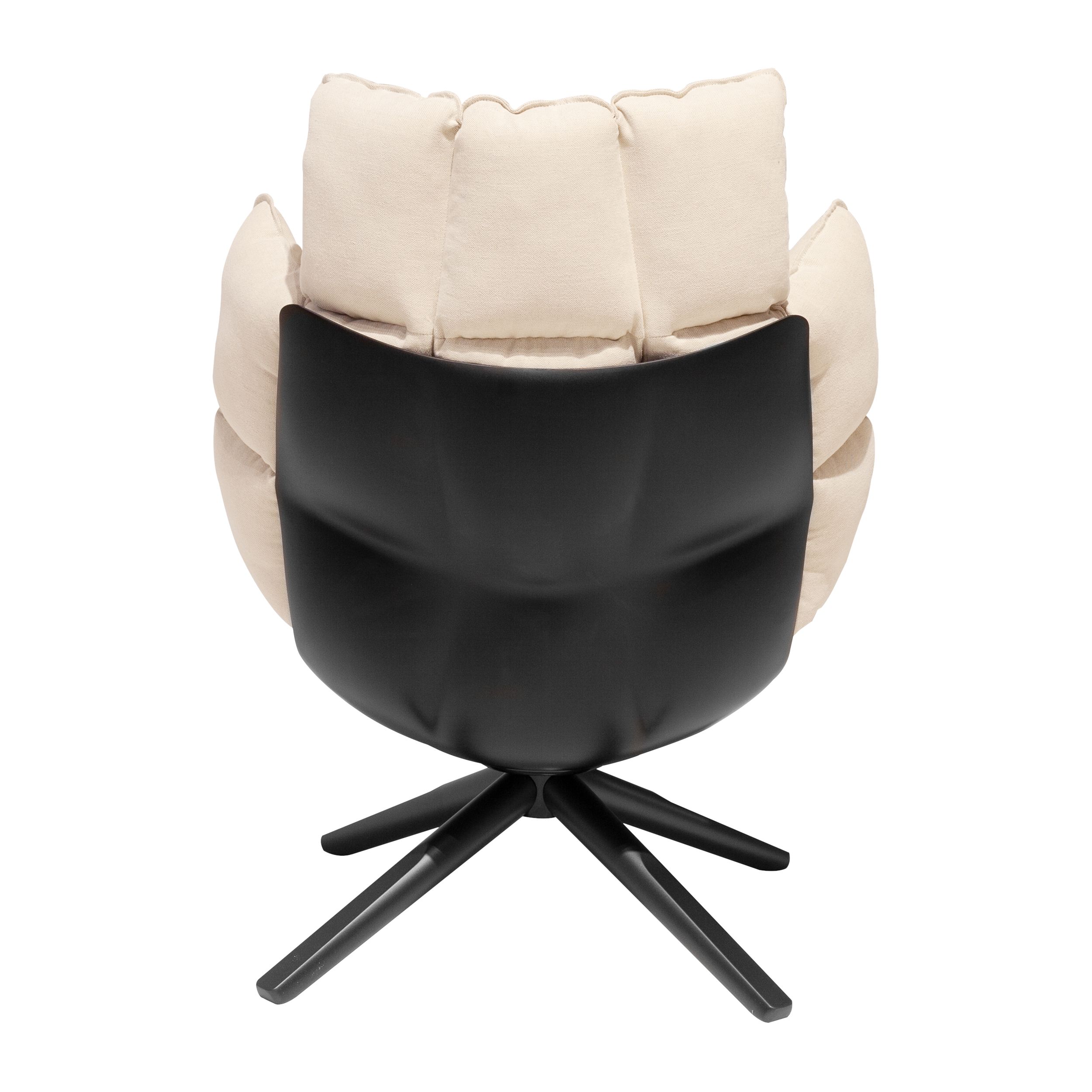 Sessel Husk von B&B Italia mit Gestell und Schale in schwarz und einem sandfarbenem Stoff-Sitzpolster in rückseitiger Ansicht vor einem weißen Hintergrund.