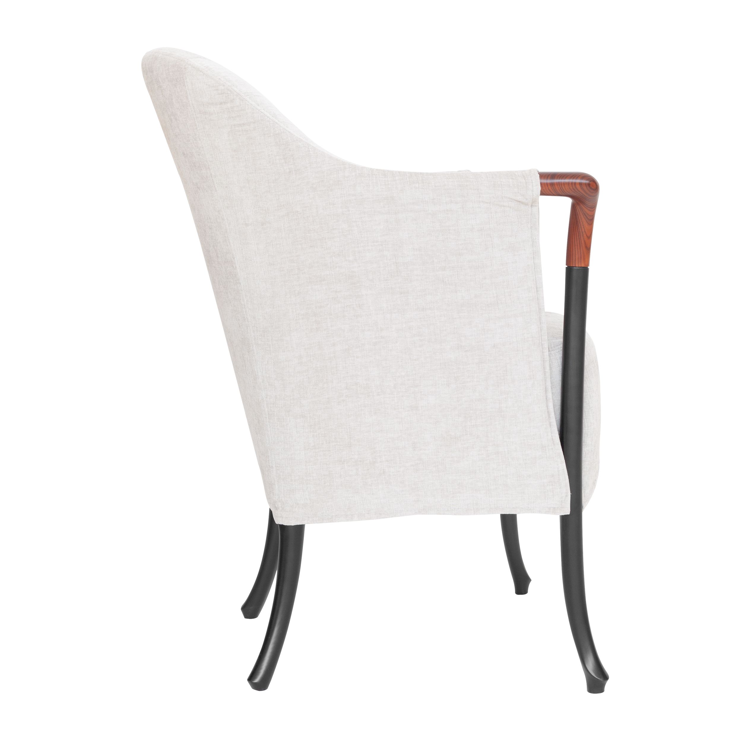 Eleganter heller Sessel von Giorgetti mit schwarzem Holzgestell und komfortabler Polsterung in seitlicher Ansicht vor einem weißen Hintergrund.