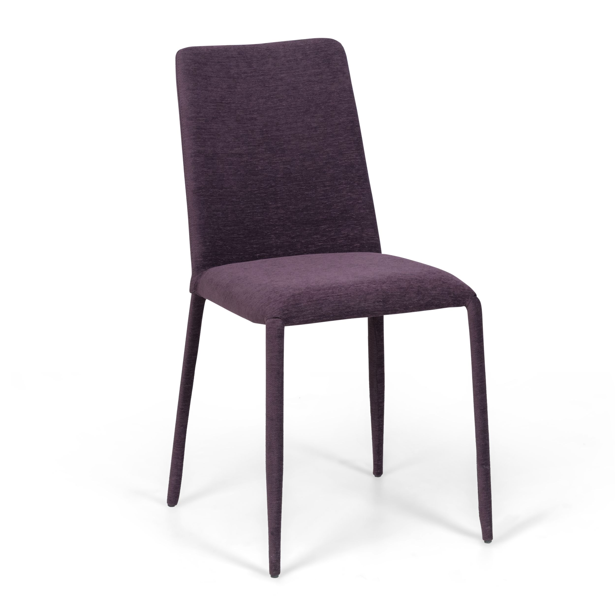 Ein schlichter, zierlicher Vierfuß-Stuhl mit violettem Stoffbezug, Modell Assisi von Willisau, in Ansicht von schräg vorne vor einem weißen Hintergrund.