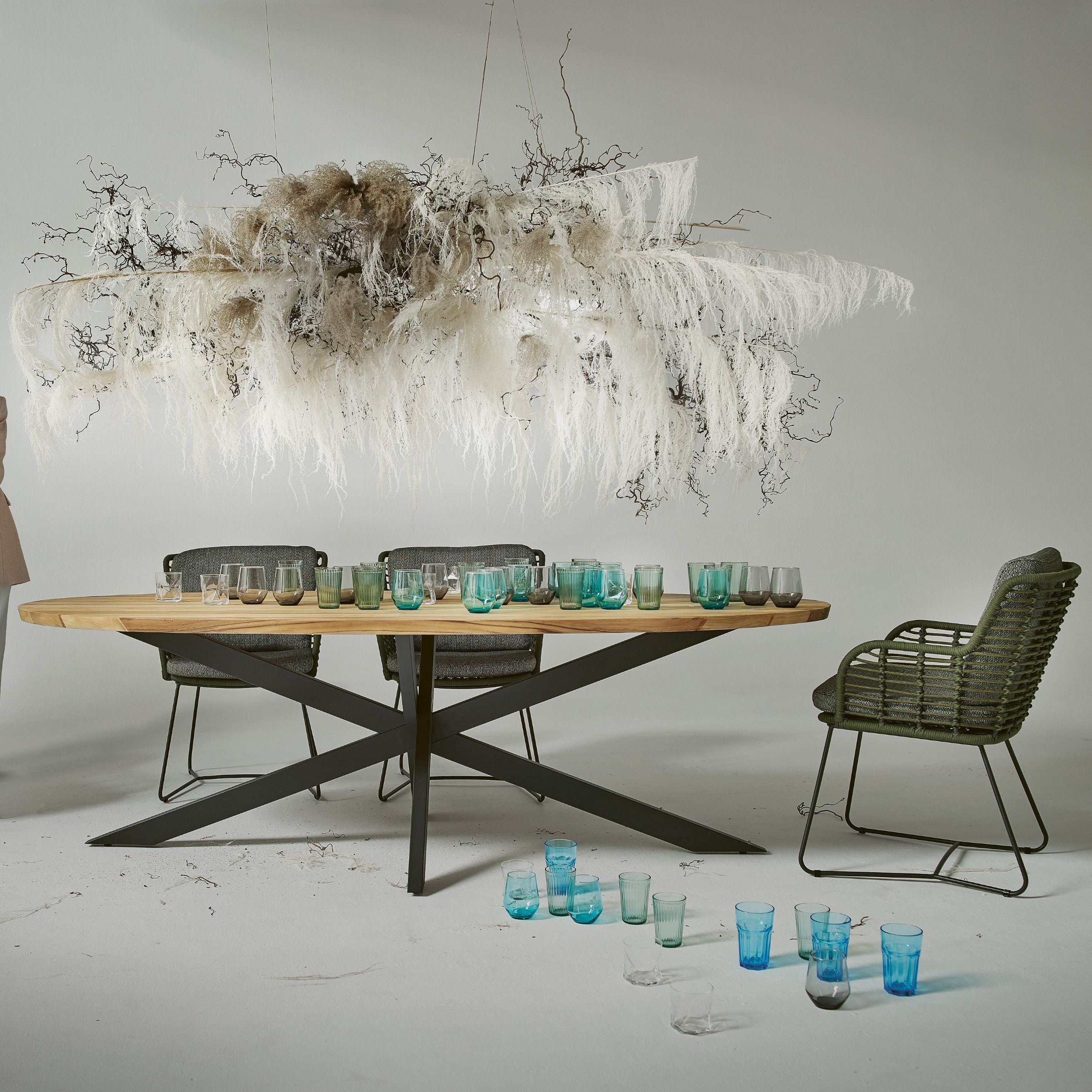 Gartentisch Idyl Skog als Milieubild mit Stühlen in braun