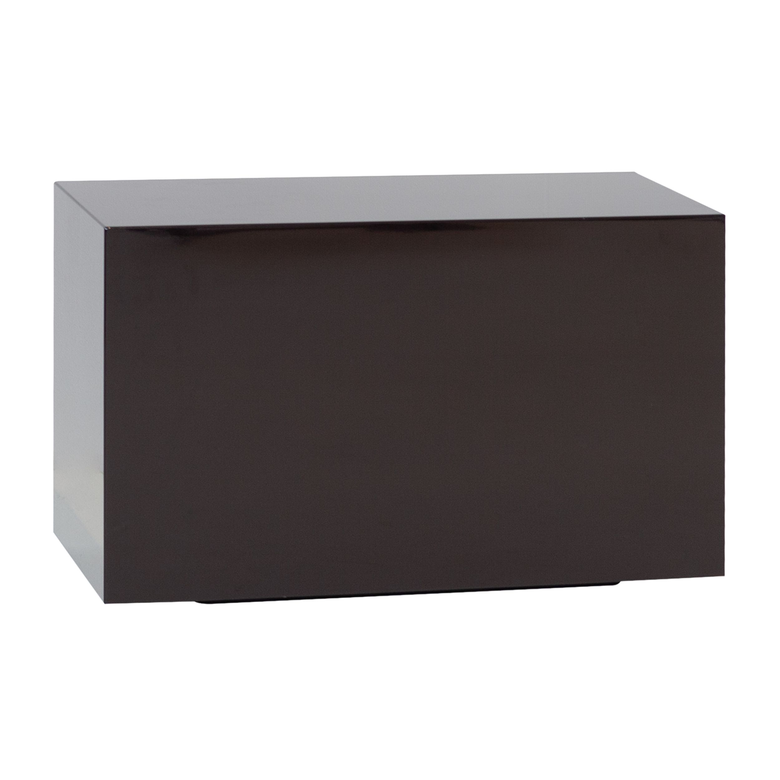 Zu sehen ist der quaderförmige Beistelltisch Solid von Minotti in mokkafarbenem Glanzlack in seitlicher Ansicht vor weißem Hintergrund.