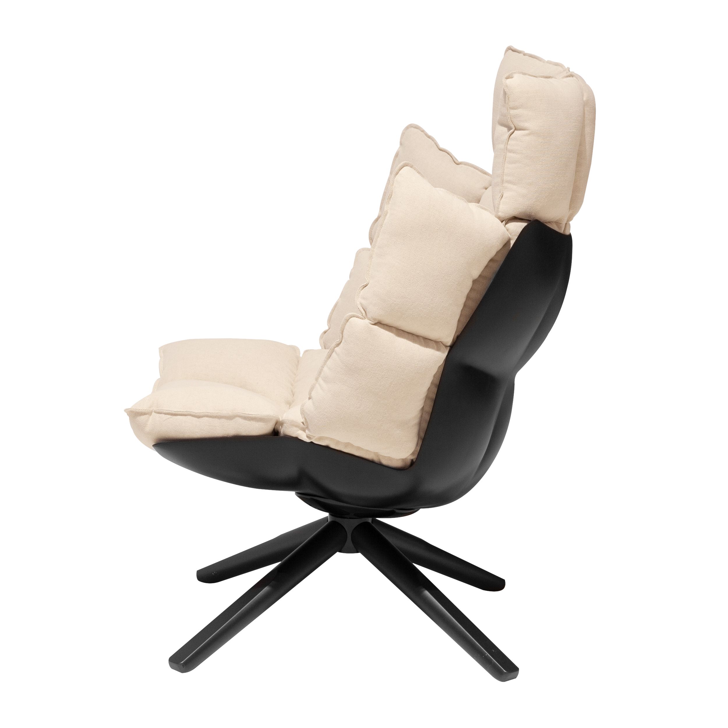 Sessel Husk von B&B Italia mit Gestell und Schale in schwarz und einem sandfarbenem Stoff-Sitzpolster in seitlicher Ansicht vor einem weißen Hintergrund.