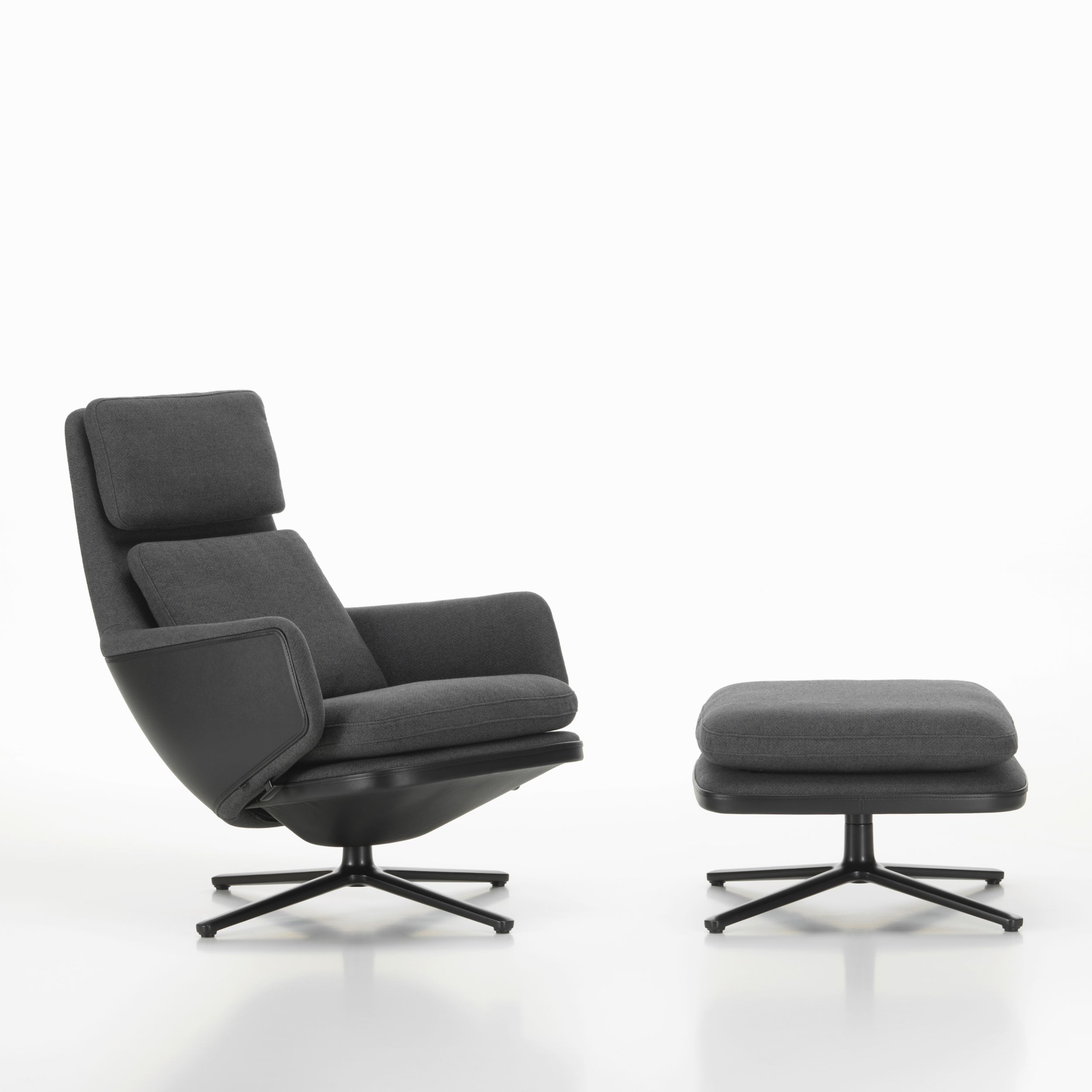 Auf dem Bild zu sehen ist der Relaxsesssel Grand Relax von Vitra mit dem dazugehörigem Hocker Ottoman vor einem weißen Hintergrund. Sessel und Hocker sind mit einer Kombination aus grauem Stoff und schwarzem Leder bezogen, die kreuzförmigen Untergestelle 