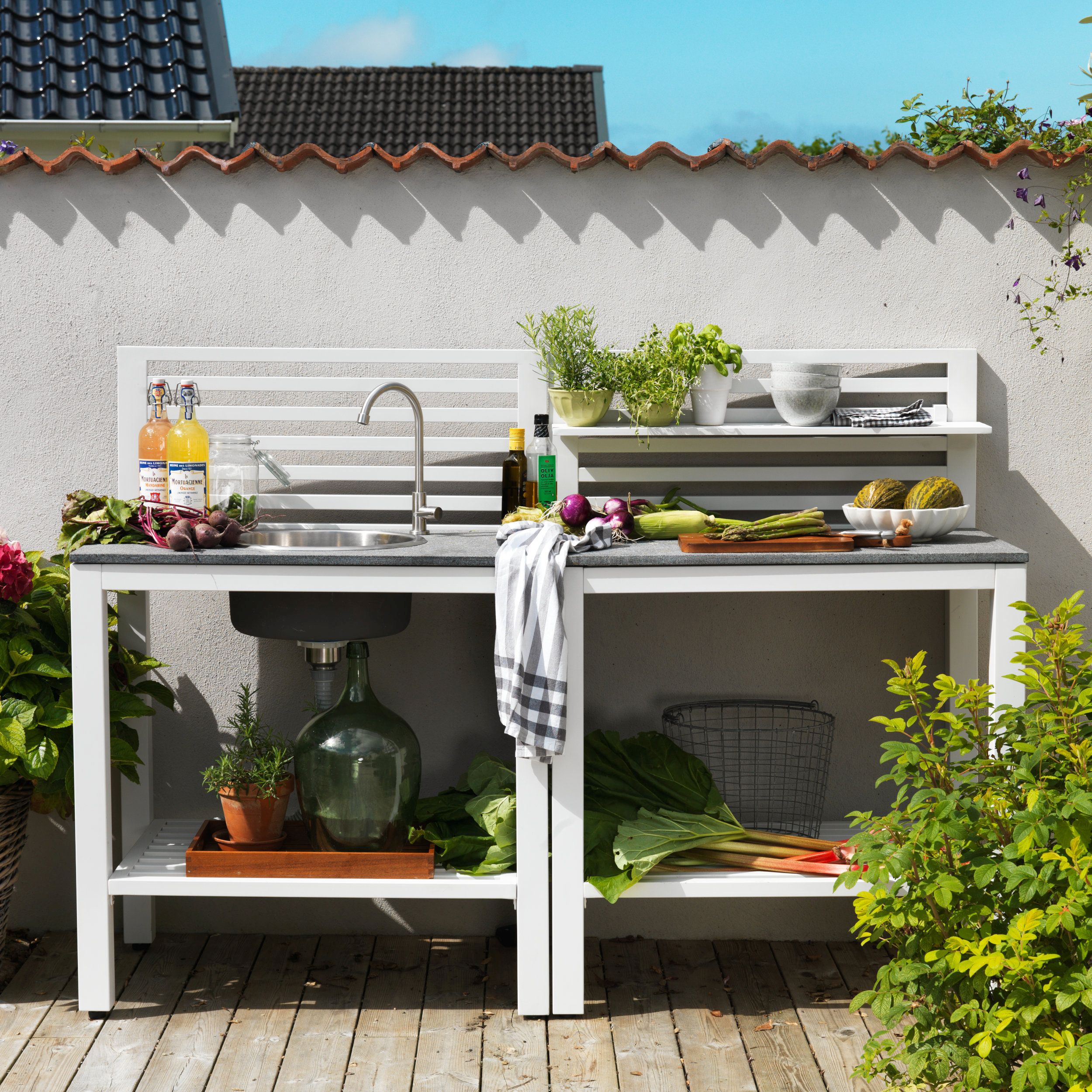 Outdoor Küchenbank Bucall als Milieubild in einer Variante in weiß