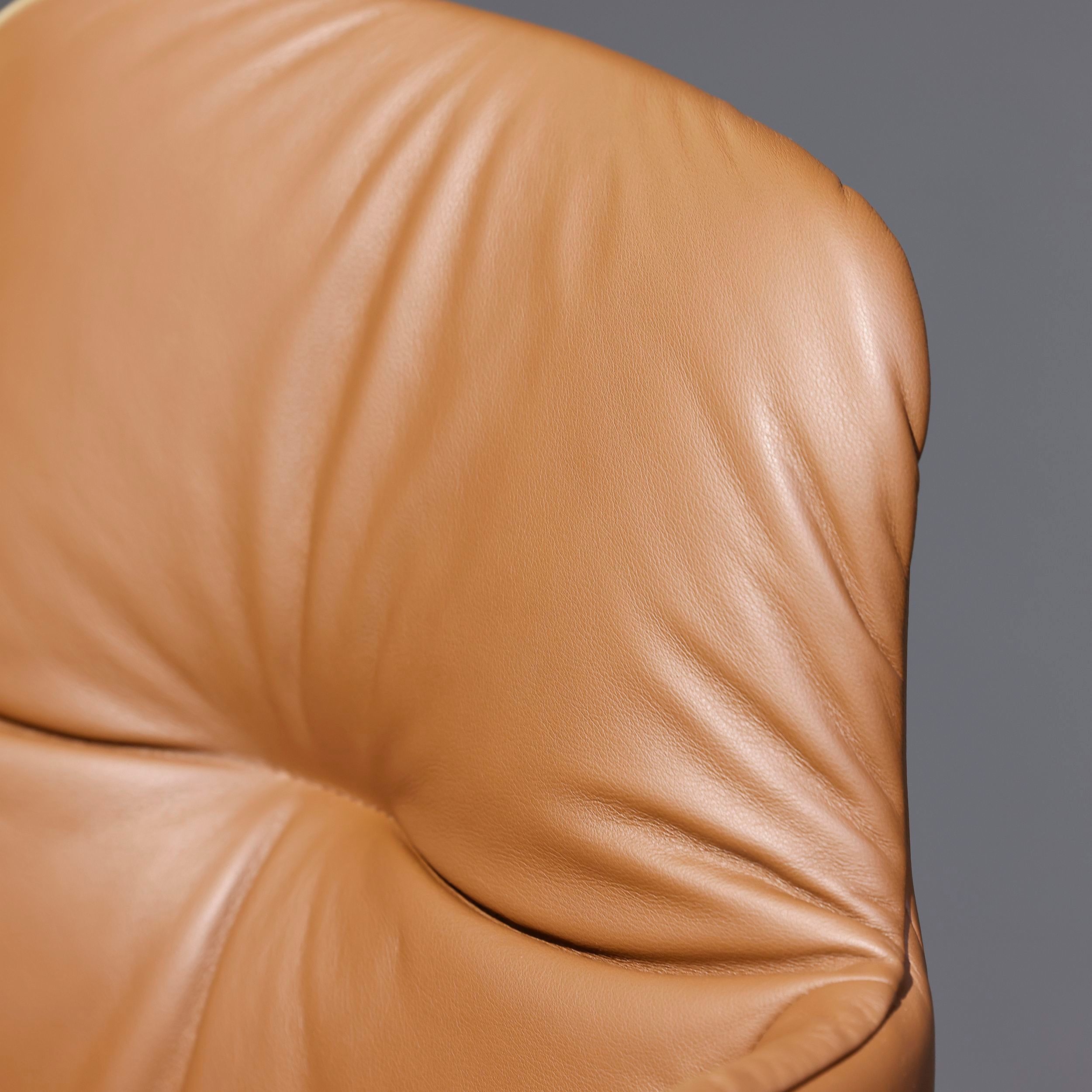 Detailaufnahme der Rückenlehne eines Leya Armchair von Freifrau in braunem Leder.