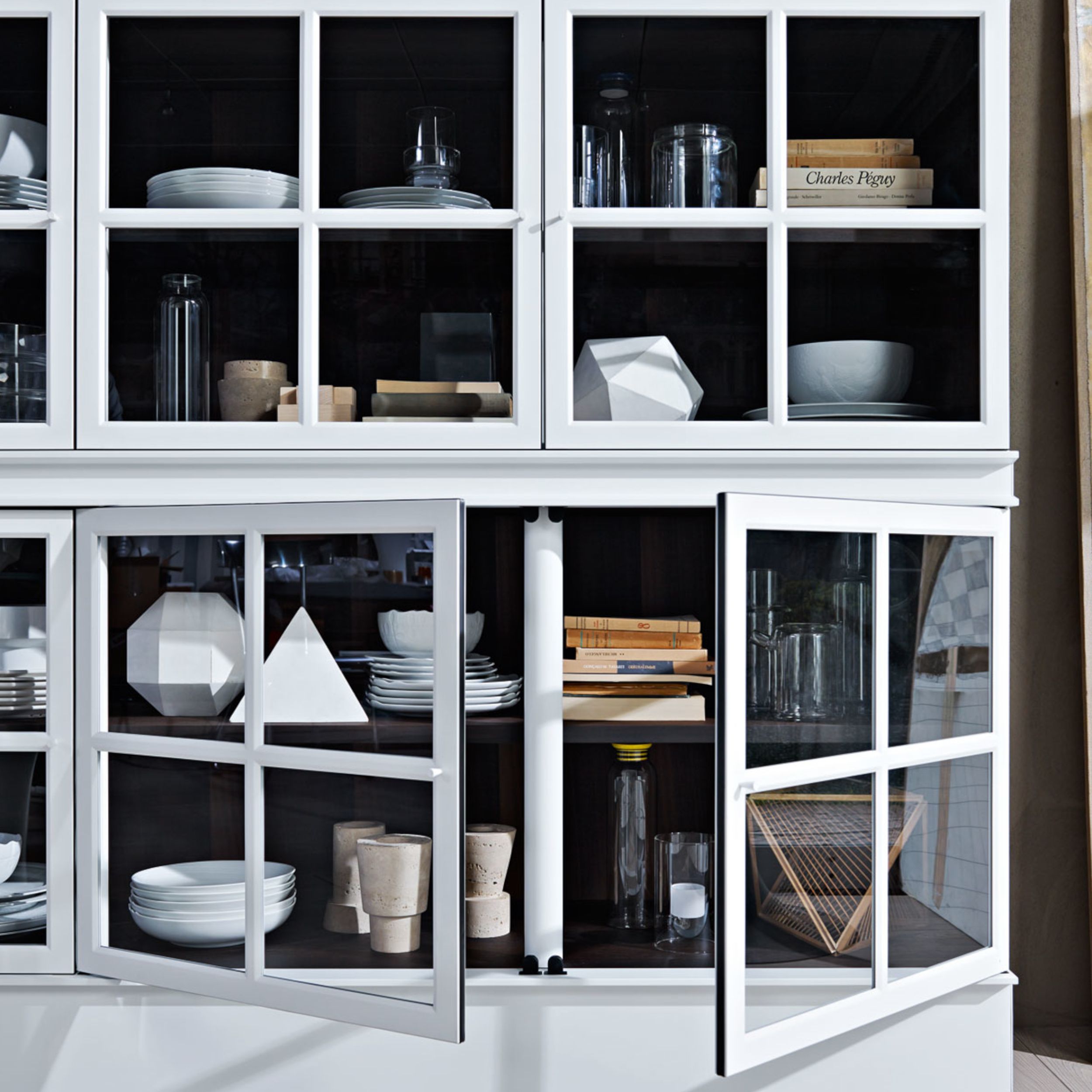 Eleganter Vitrinenschrank Piroscafo von Molteni mit weißen Fronten als Detailaufnahme.