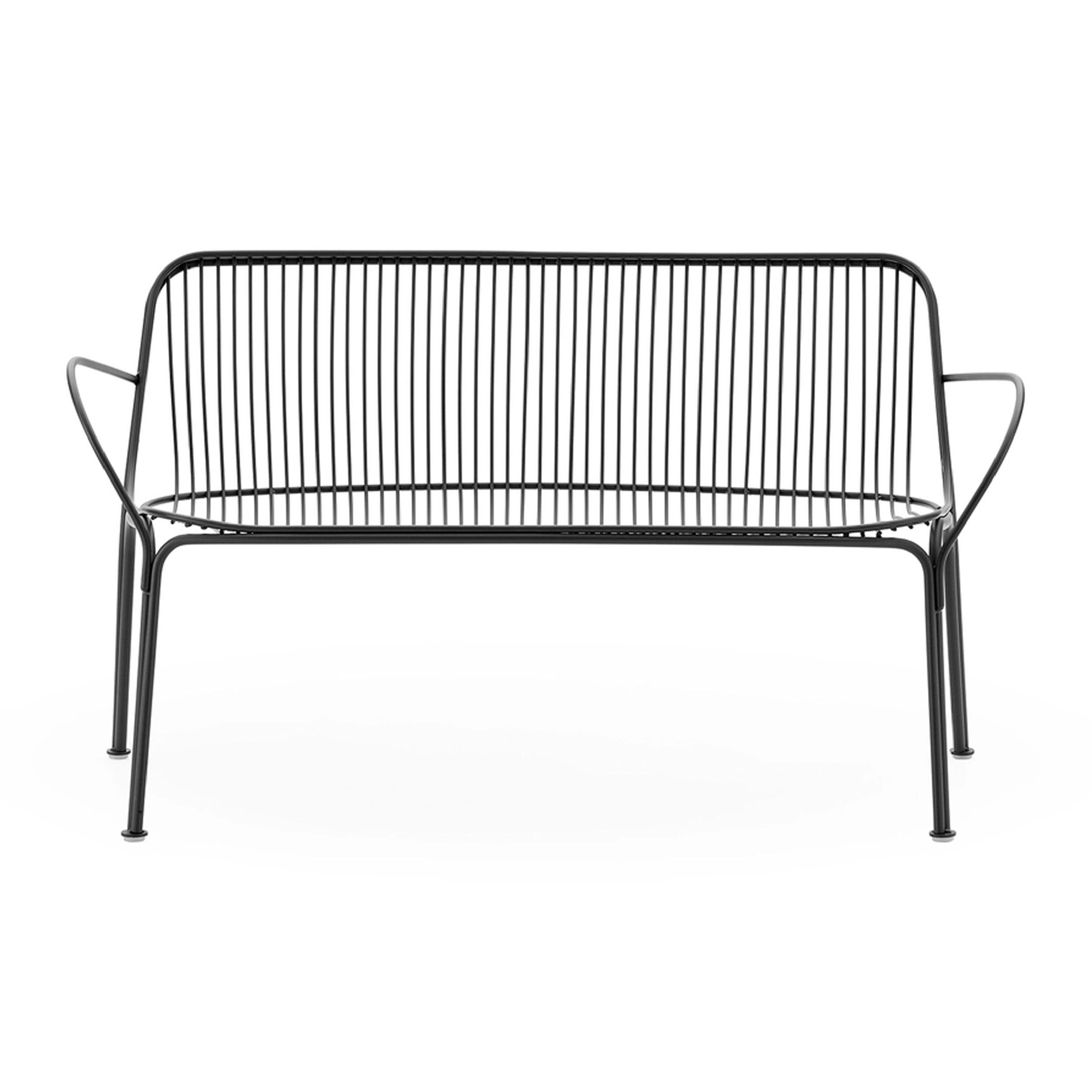 Filigrane, schwarze Gartenbank Hiray von Kartell in frontaler Ansicht vor einem weißen Hintergrund.