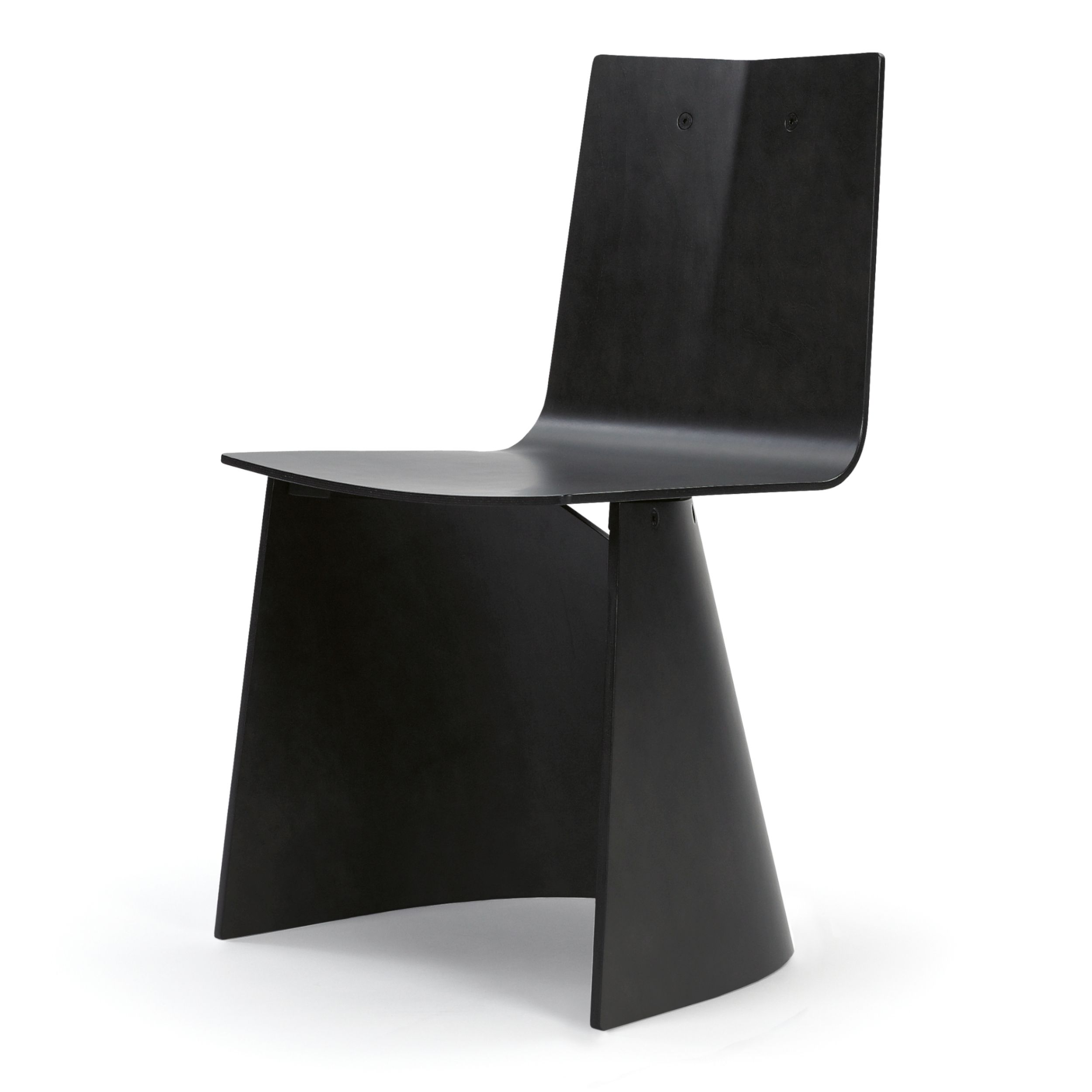 Ein moderner schwarzer Formholzstuhl mit geschwungem Design, Modell Venus von Classicon, vor einem weißen Hintergrund.